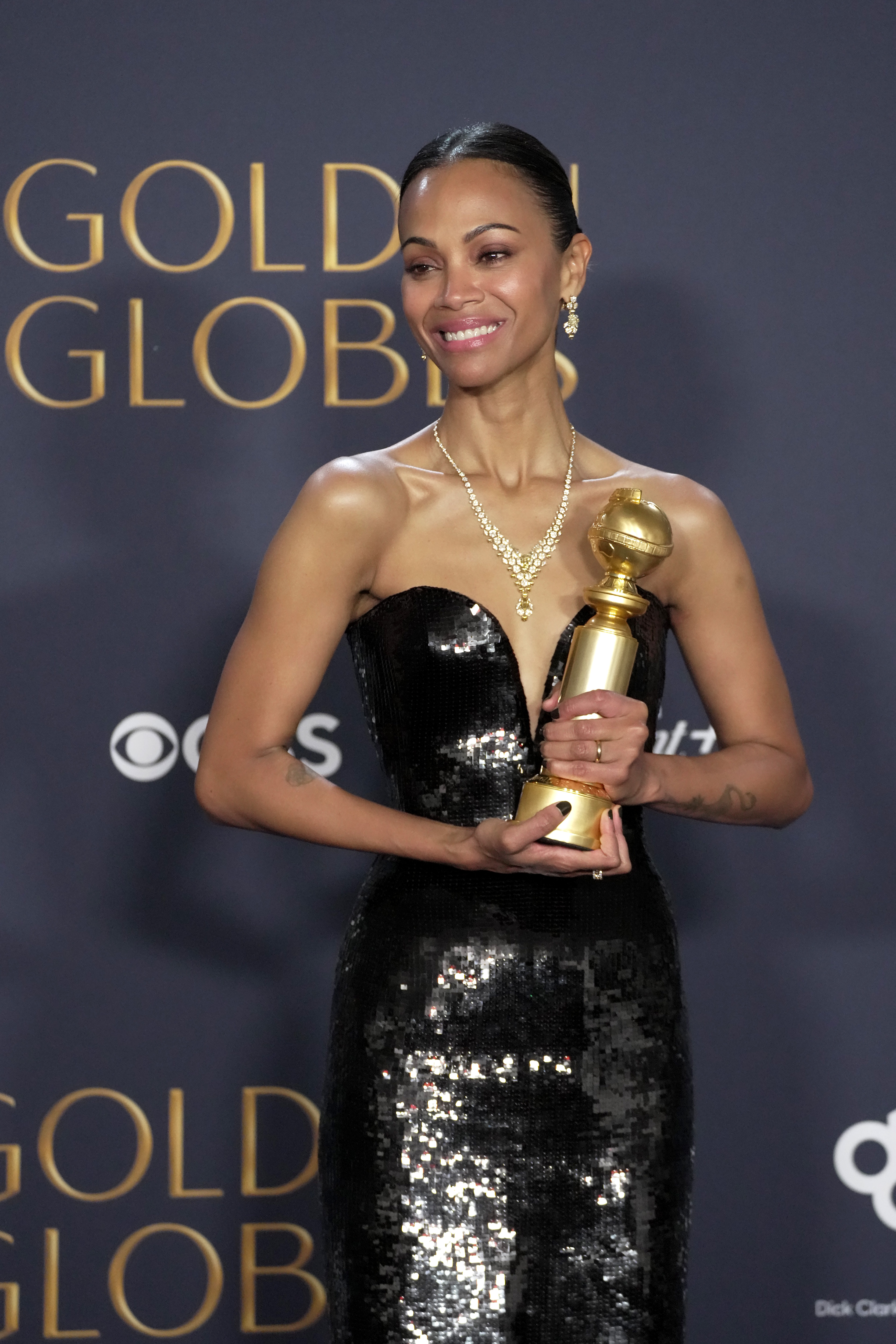 Zoe Saldana posa en la sala de prensa de la 82ª edición de los Premios Globo de Oro en The Beverly Hilton en Beverly Hills, California, el 5 de enero de 2025 | Fuente: Getty Images