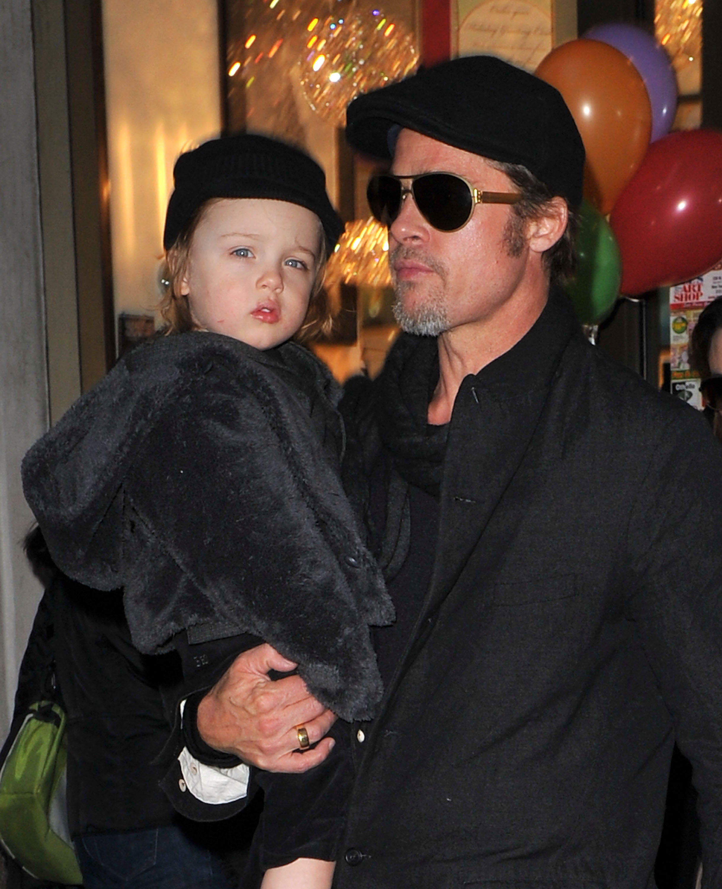 Brad Pitt visita Lee's Art Shop con Knox Jolie-Pitt el 4 de diciembre de 2010 en Nueva York | Fuente: Getty Images
