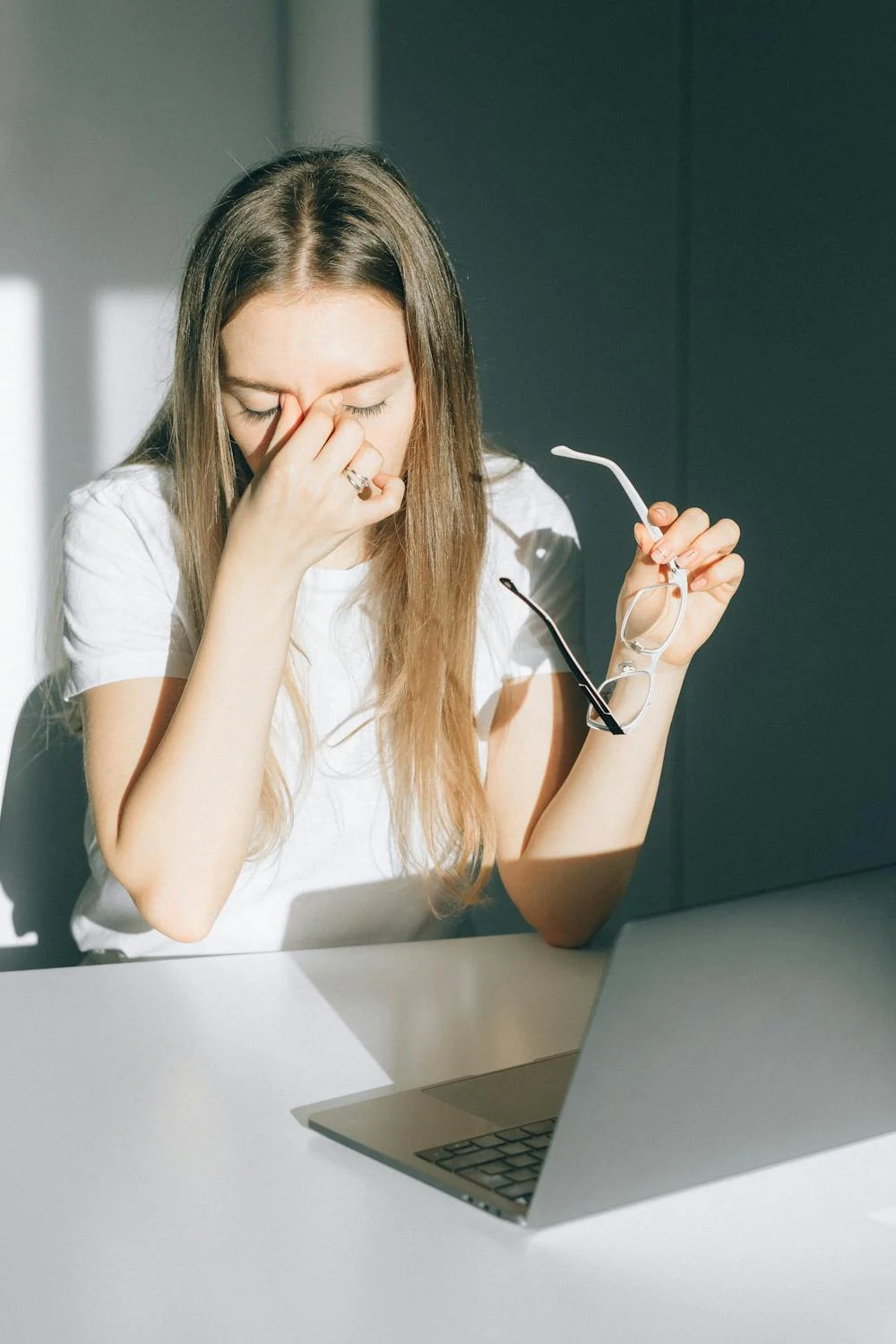 Una mujer cansada frotándose la cara | Fuente: Pexels