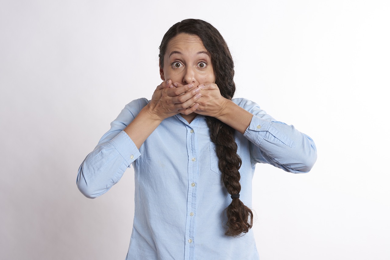 Una mujer conmocionada con las manos sobre la boca | Fuente: Pixabay