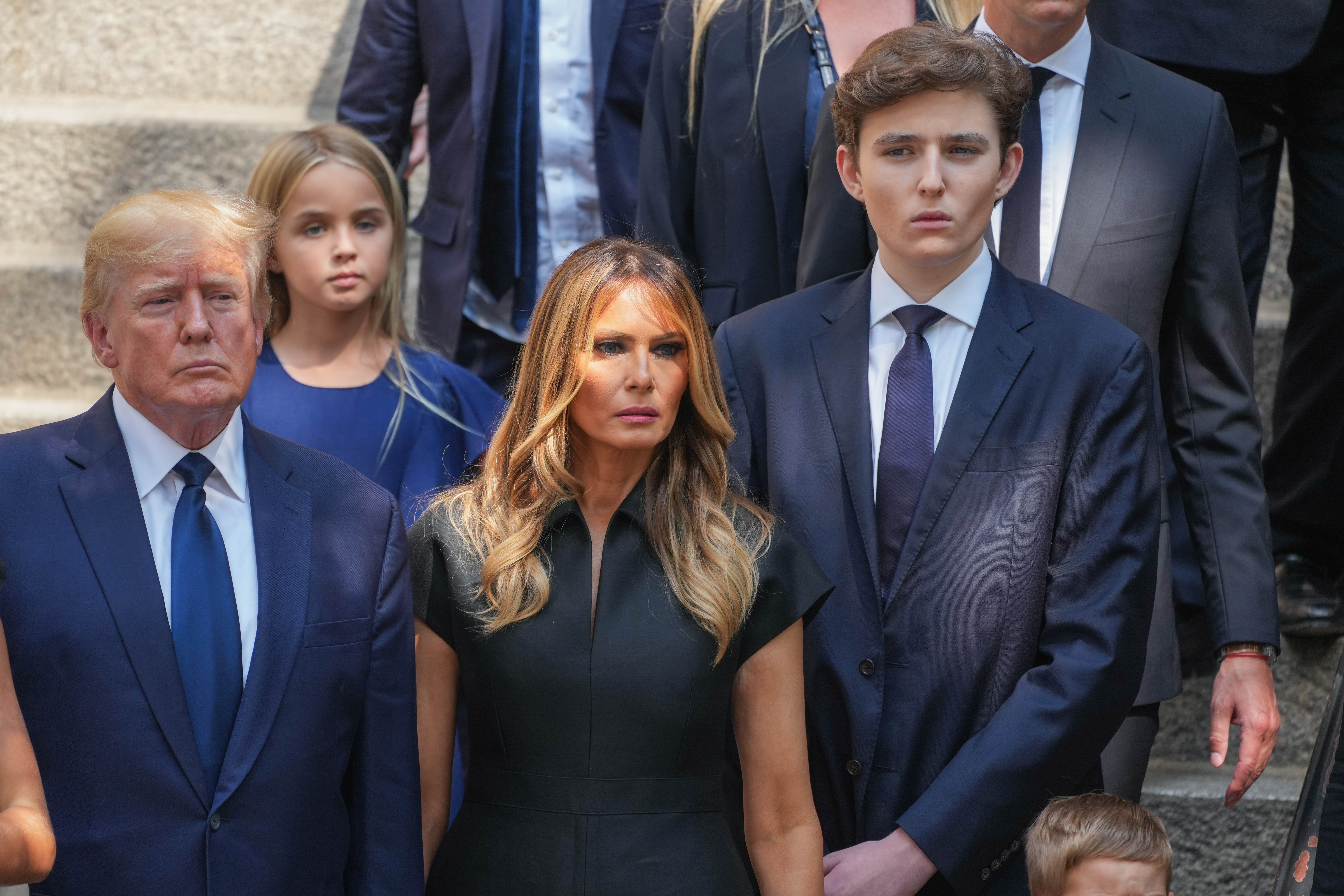 Donald, Melania y Barron Trump en el funeral de Ivana Trump el 20 de julio de 2022, en Nueva York. | Fuente: Getty Images
