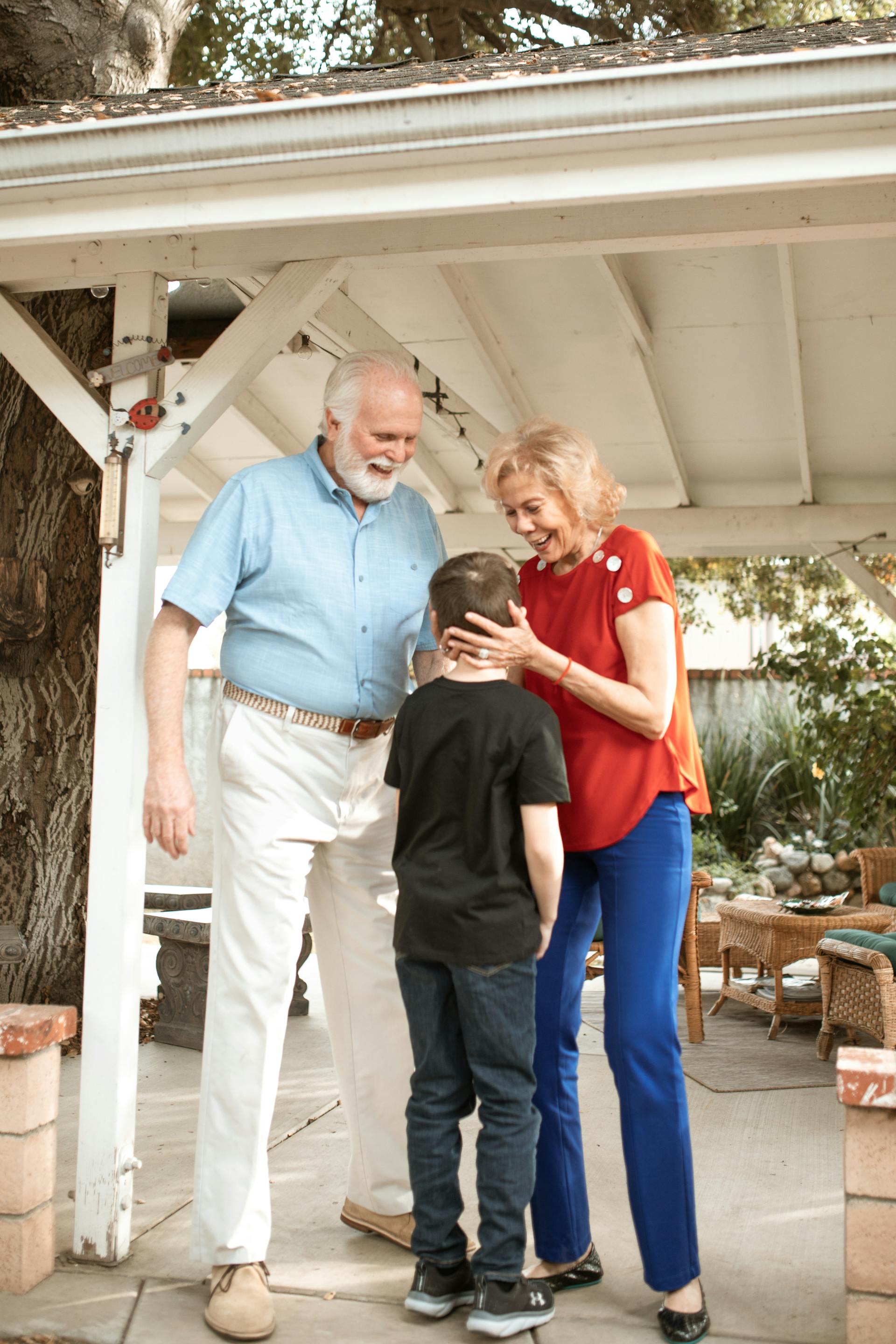 Abuelos hablando con su nieto | Fuente: Pexels