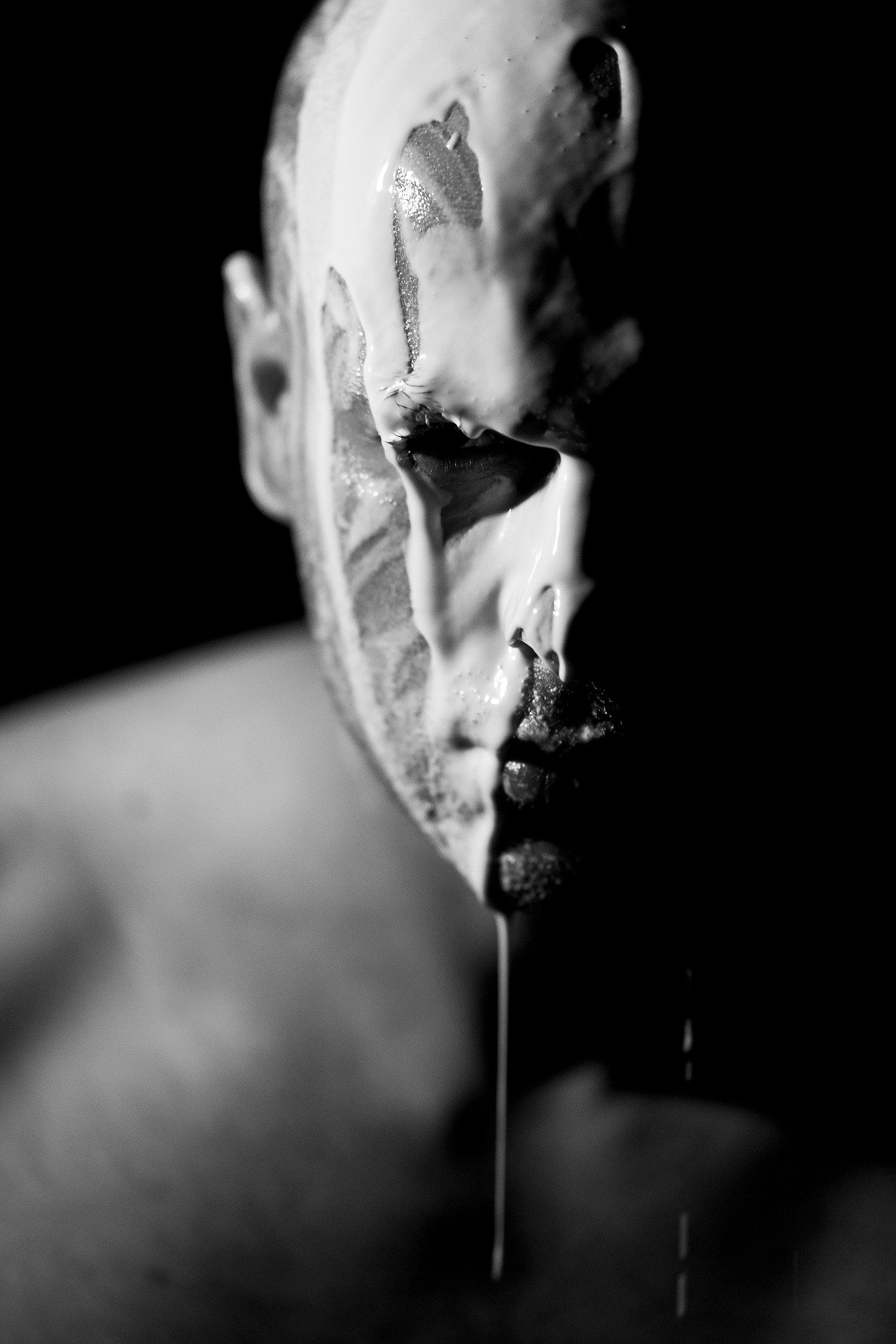 Hombre con exceso de crema en el rostro. | Foto: Pixabay