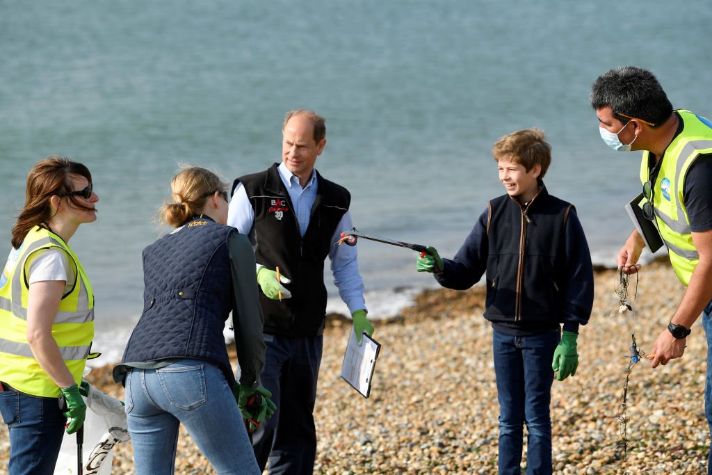  El príncipe Edward, Lady Louise y James, participan en la gran limpieza de playas Británica el 20 de septiembre de 2020.| Foto: Getty Images