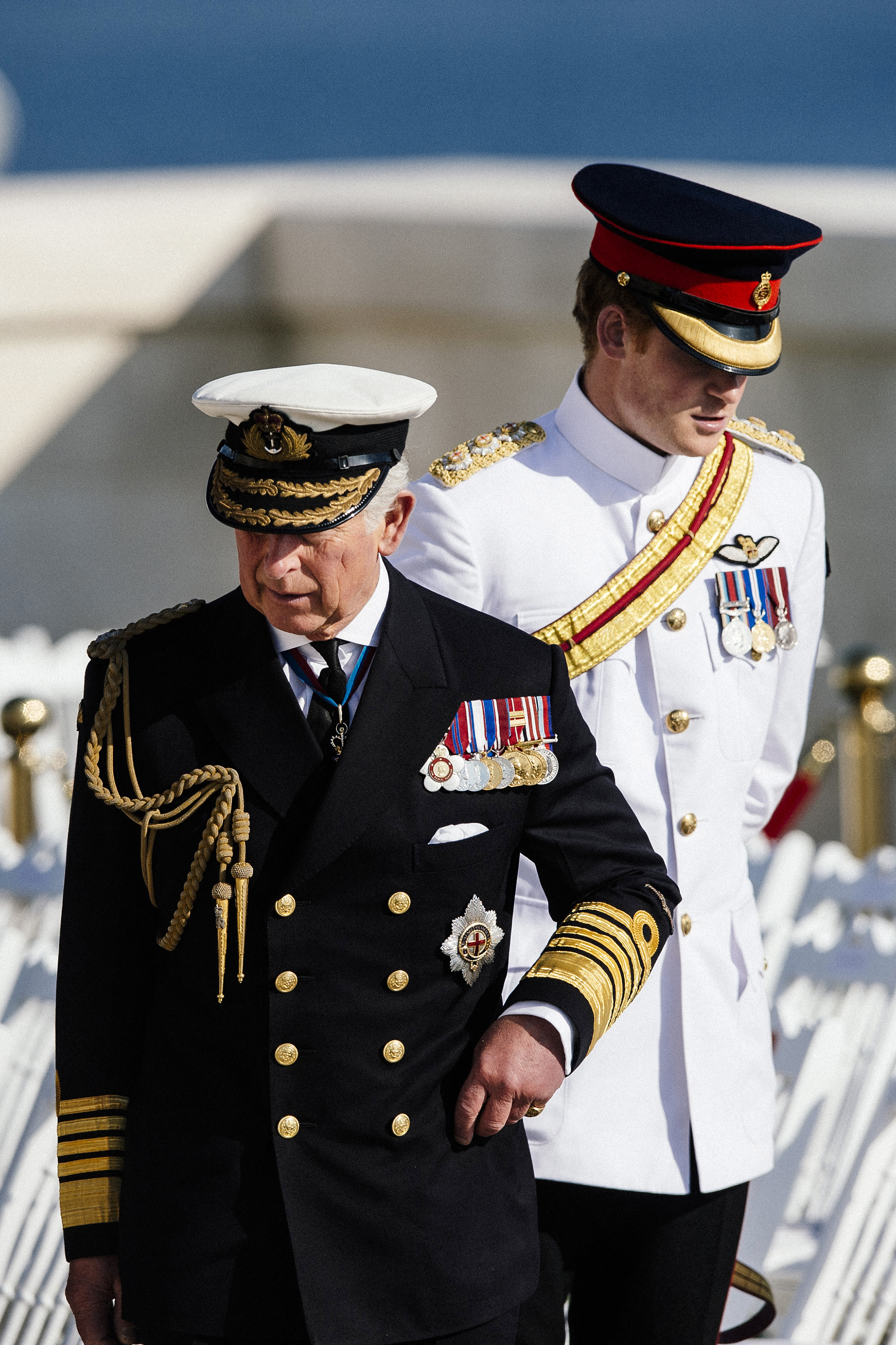 El rey Charles III y el príncipe Harry asisten a un servicio conmemorativo por el centenario del inicio de la Batalla de Galípoli en la península de Galípoli, Turquía, el 24 de abril de 2015 | Fuente: Getty Images