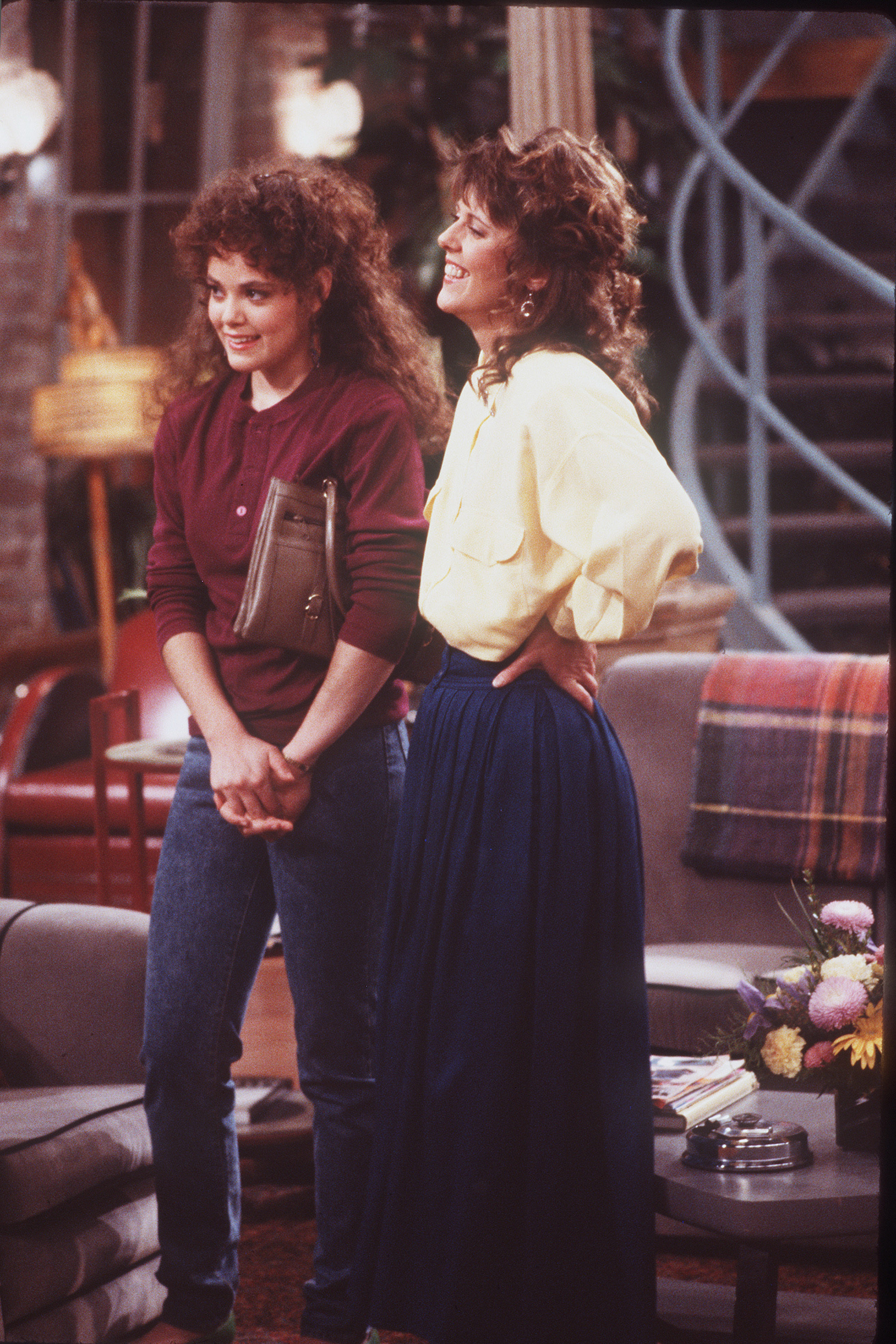 Rebecca Schaeffer y la actriz en el plató de "My Sister Sam", 1986 | Fuente: Getty Images