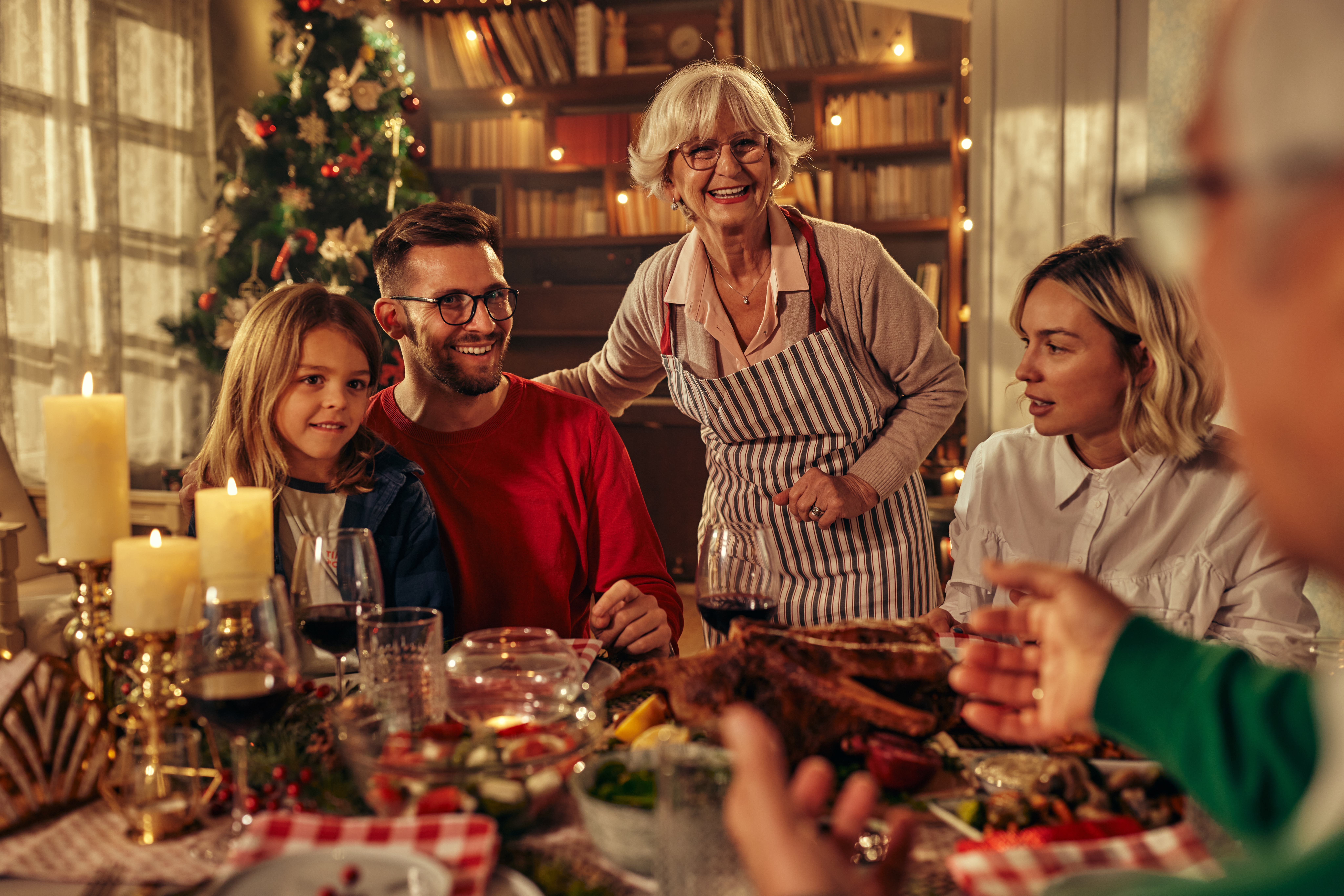 Familia en la cena de Navidad | Foto: Shutterstock