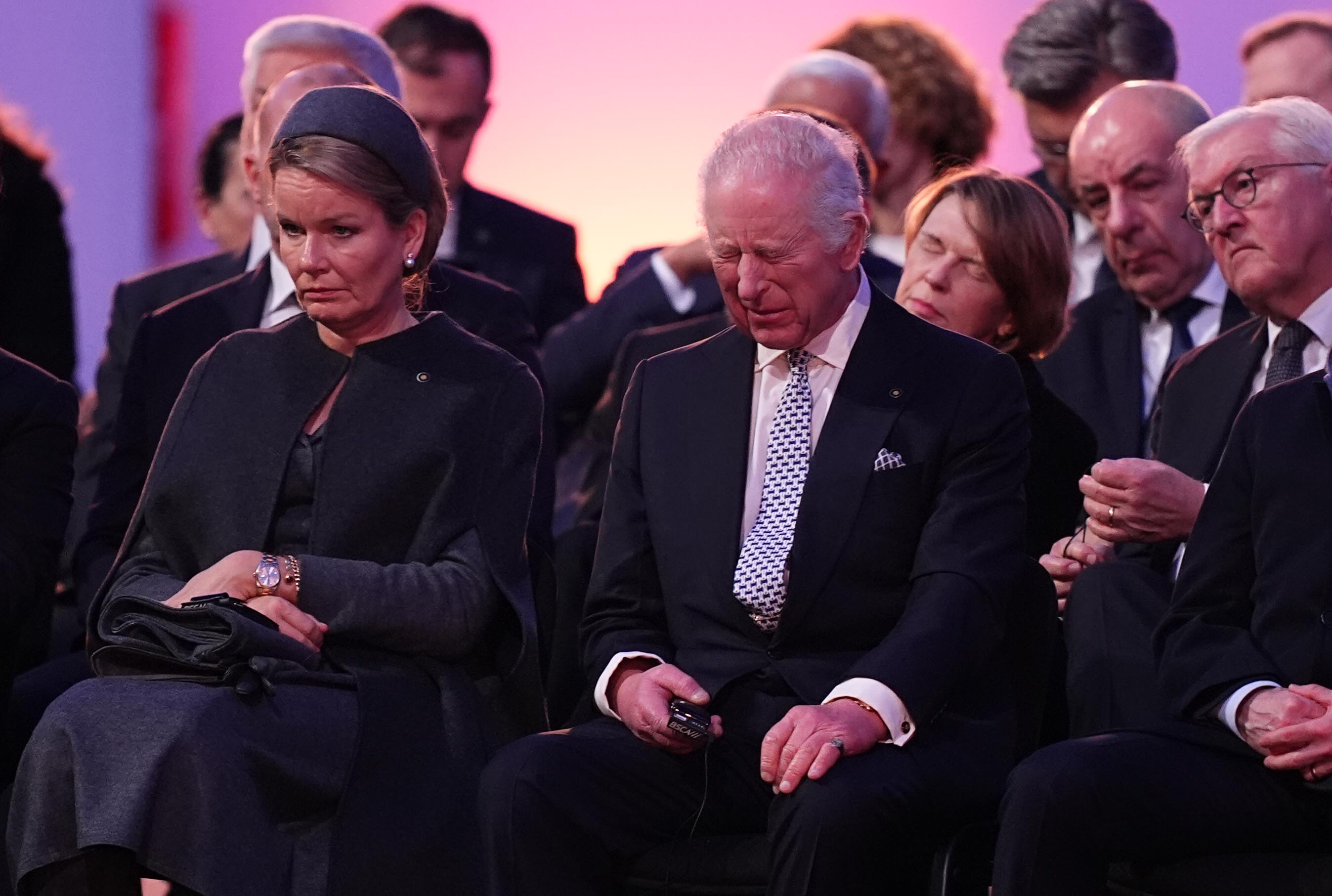 El rey Charles III escucha a un superviviente mientras hablan durante las conmemoraciones en Auschwitz-Birkenau para conmemorar los 80 años de la liberación del campo de concentración de Oswiecim, Polonia, el 27 de enero de 2025 | Fuente: Getty Images