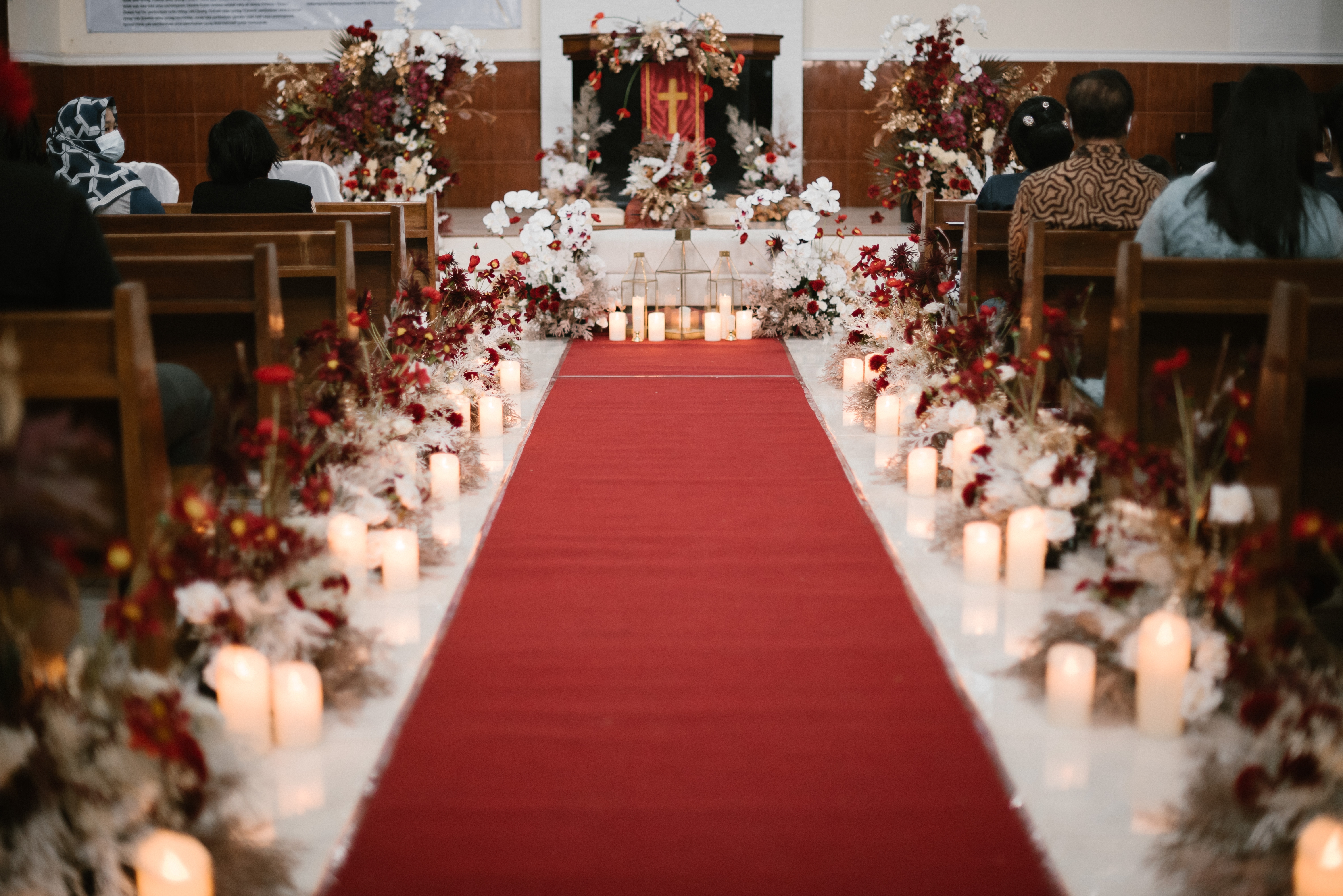 Pasillo cubierto de velas en una boda | Foto: Shutterstock
