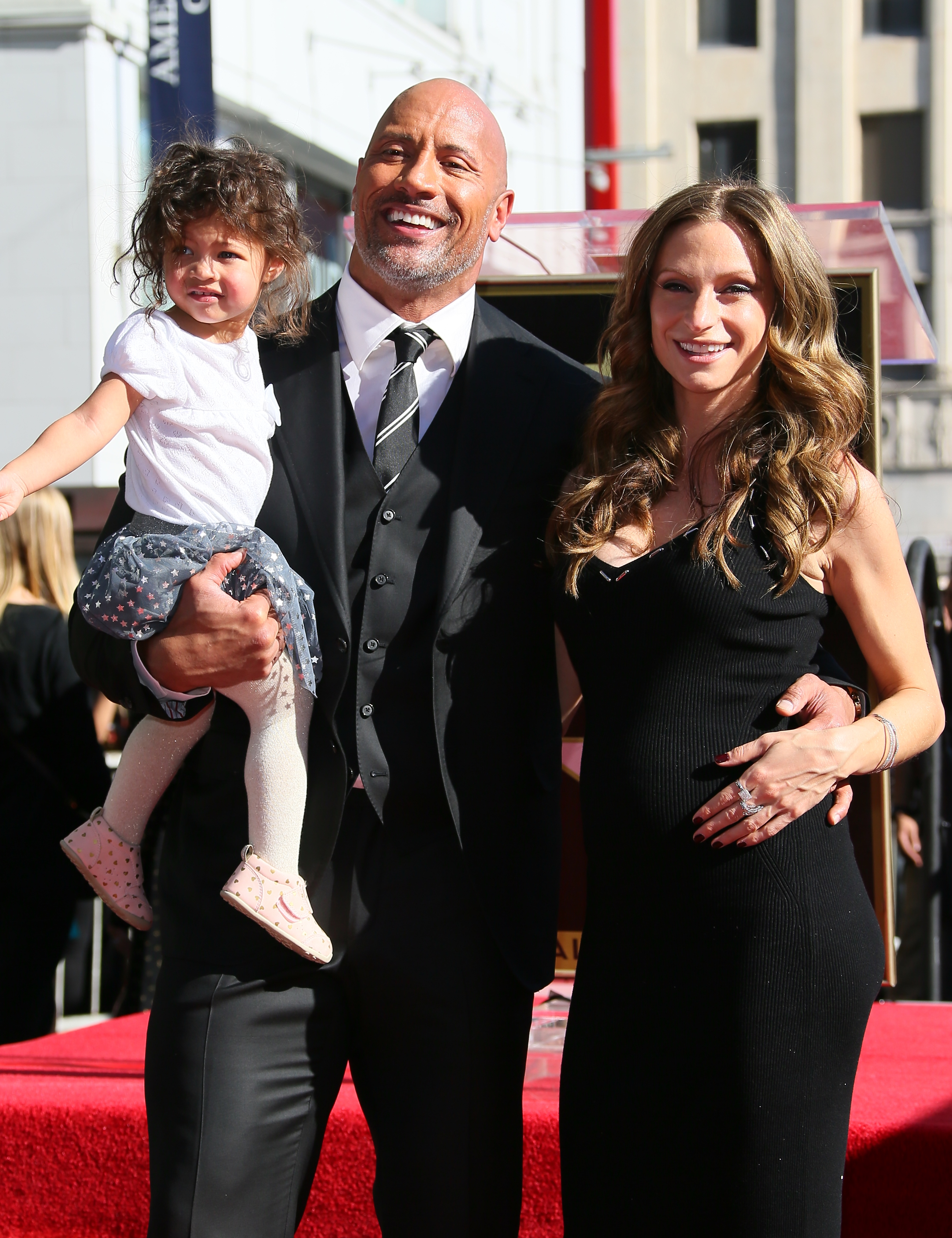 Dwayne Johnson, Lauren Hashian y Jasmine Johnson asisten a una ceremonia en la que se le honra con una estrella en el Paseo de la Fama de Hollywood el 13 de diciembre de 2017 | Fuente: Getty Images