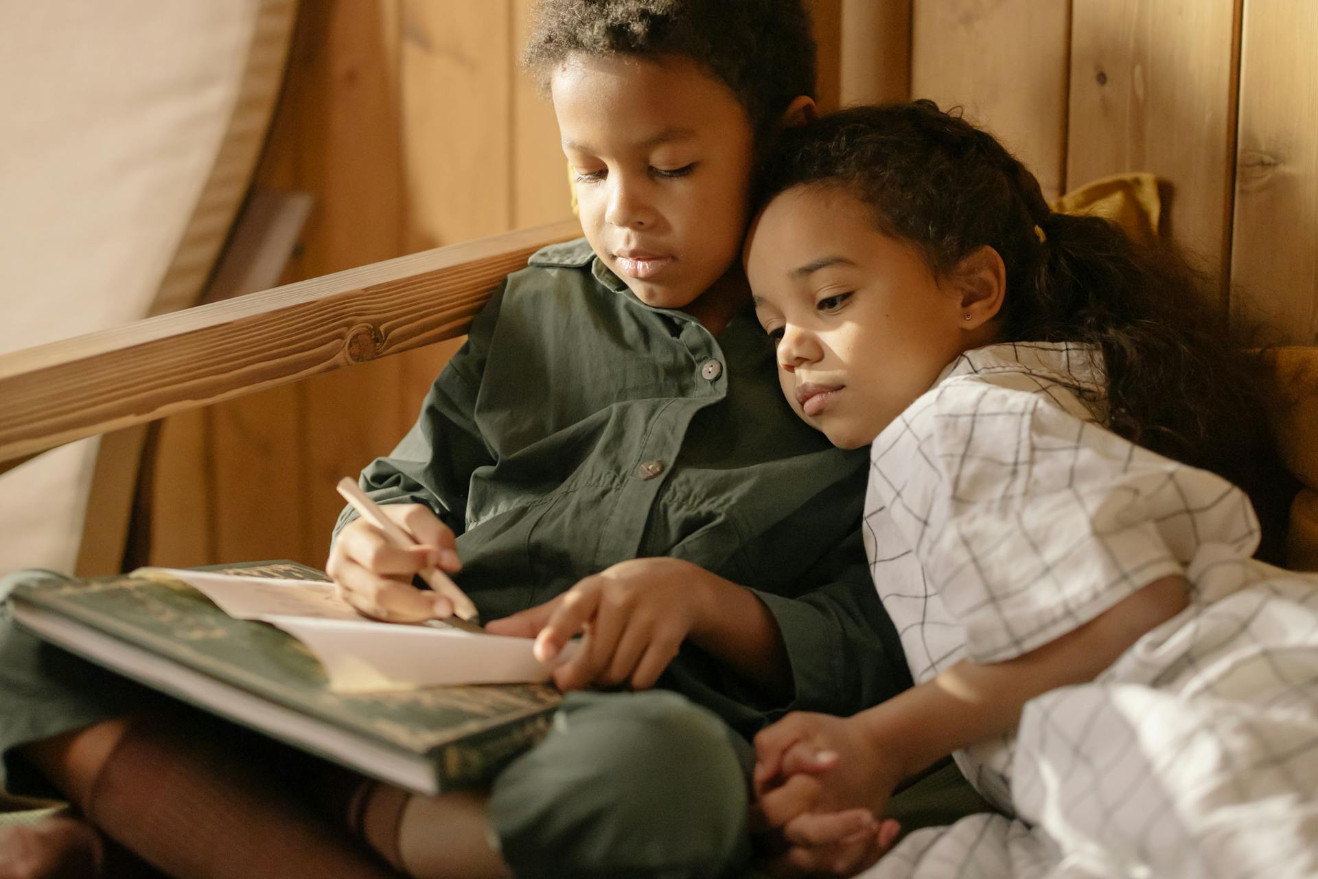 Un niño y una niña leyendo | Fuente: Pexels