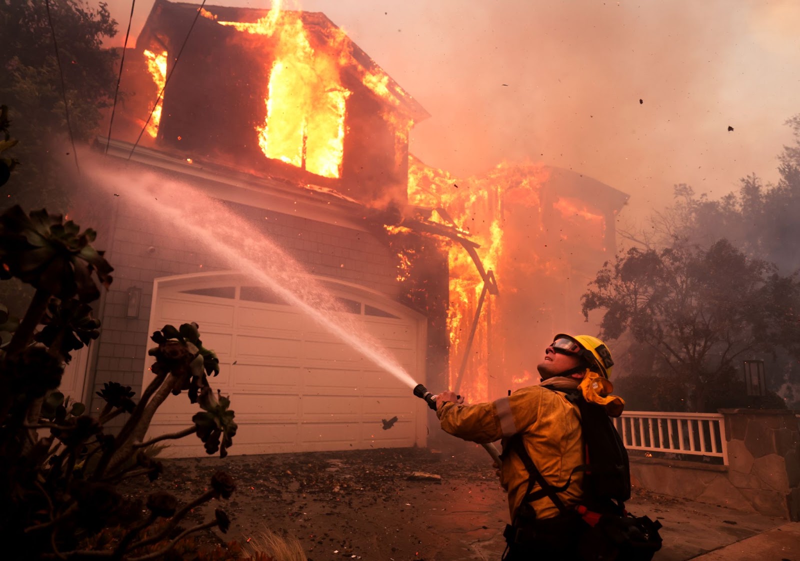 Un bombero lucha contra el incendio de una casa en Pacific Palisades, California, el 7 de enero de 2025. | Fuente: Getty Images