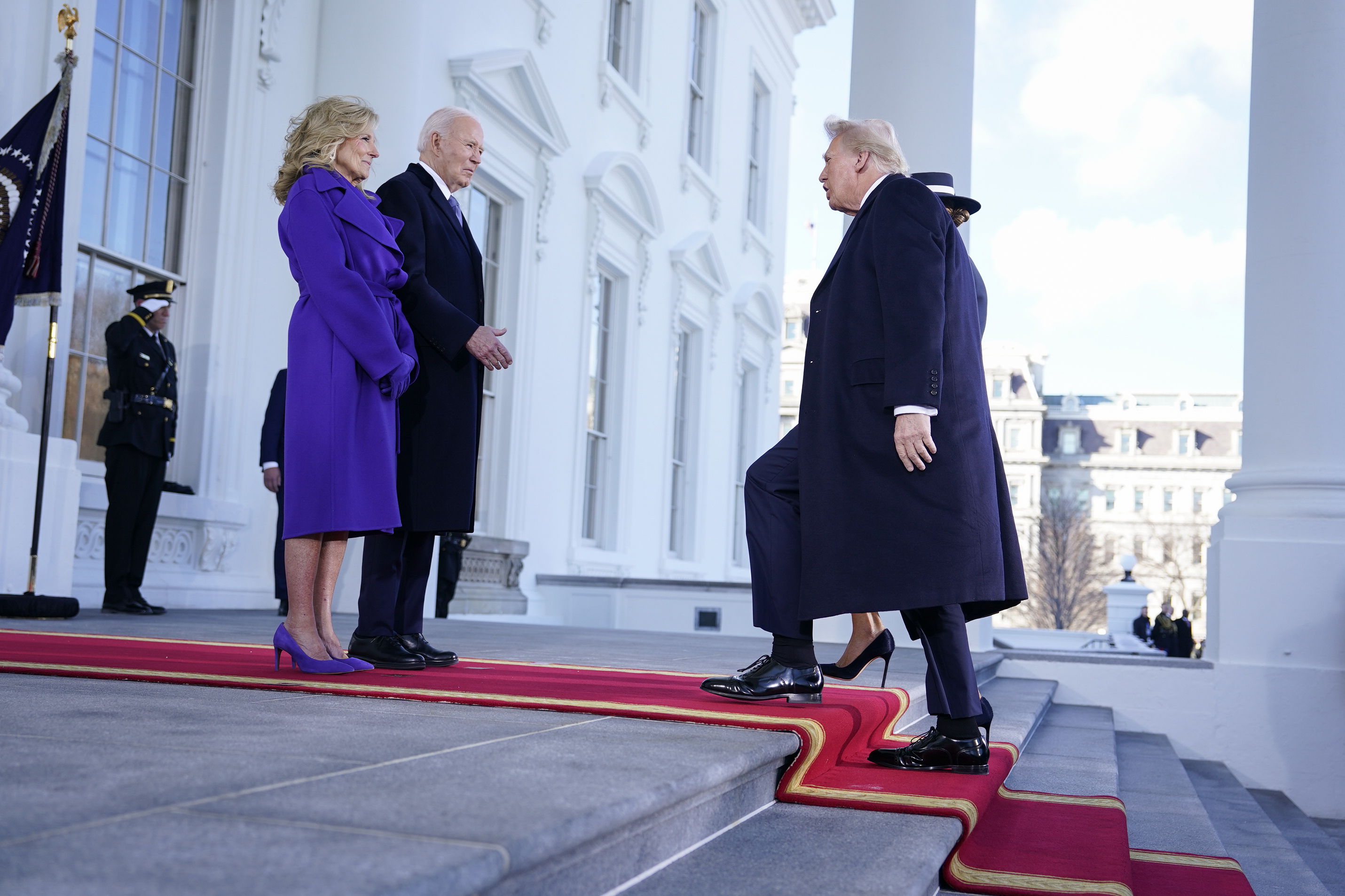 El presidente Joe Biden y la primera dama Jill Biden dan la bienvenida al presidente electo entrante Donald Trump y a Melania Trump en la Casa Blanca antes de la 60ª ceremonia inaugural el 20 de enero de 2025 | Fuente: Getty Images