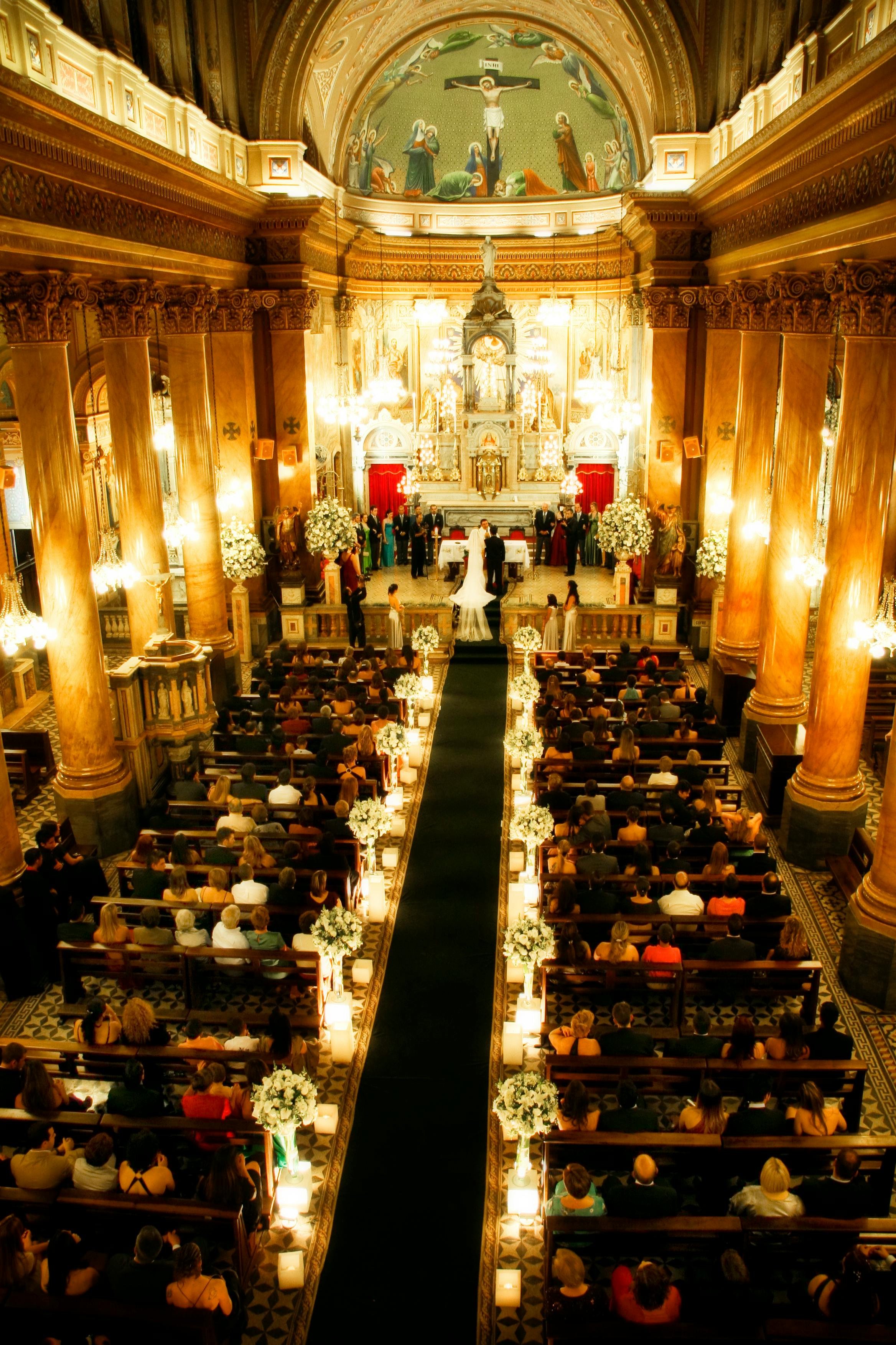 Una multitud en una boda por la iglesia | Fuente: Pexels