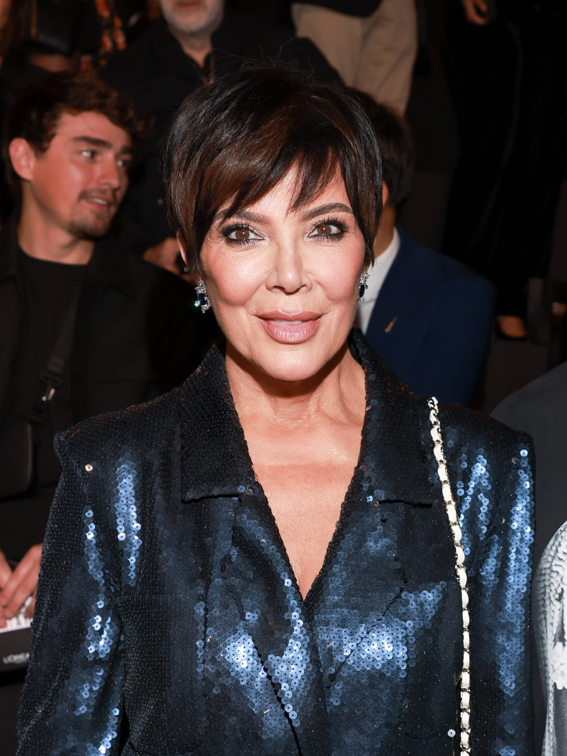 Kris Jenner asiste al desfile de L’Oréal "Le Défilé – Walk Your Worth" en la Torre Eiffel durante la Semana de la Moda de París. | Fuente: Getty Images