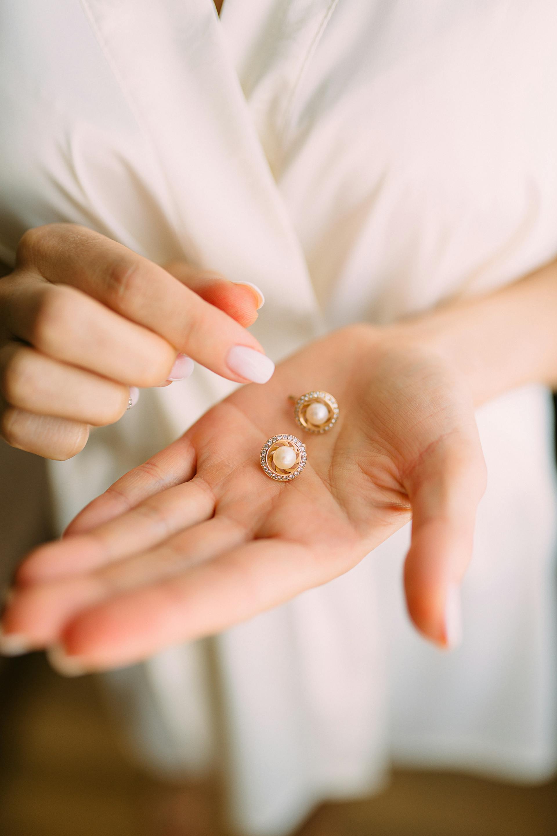 Una mujer con pendientes | Fuente: Pexels