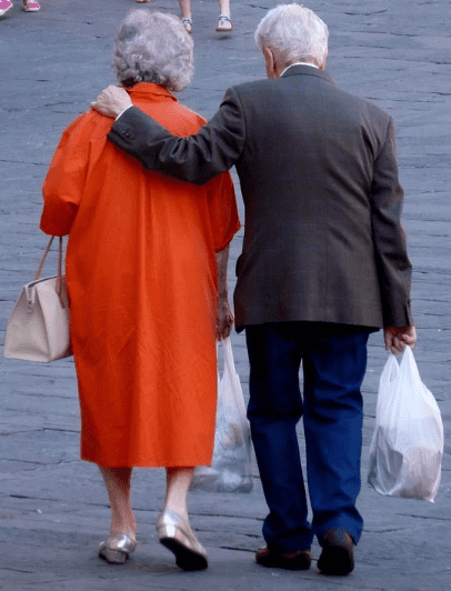 Dos abuelos caminando. | Foto: Pixabay