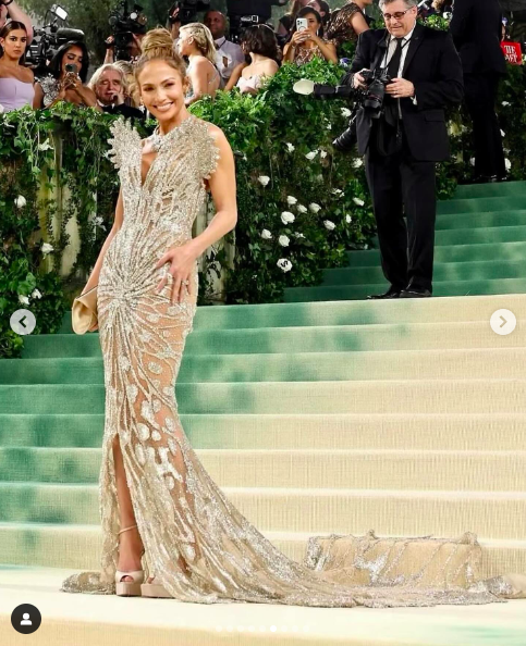 Jennifer Lopez posando para una foto con su vestido de Schiaparelli, publicada el 7 de mayo de 2024 | Foto: Instagram/marielhaenn