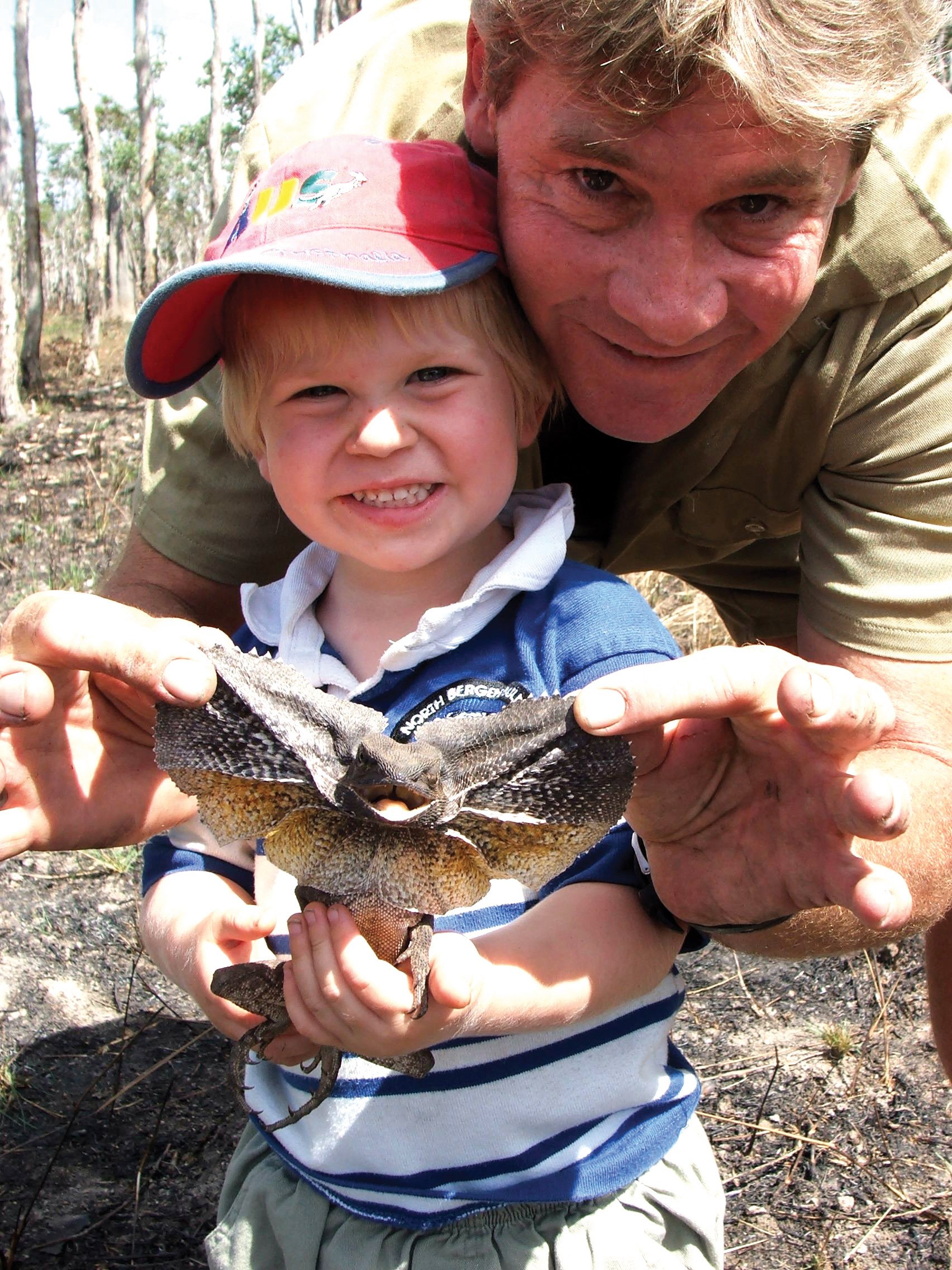 Steve Irwin posa con su hijo Robert en el zoo de Australia el 2 de agosto de 2006, en Beerwah, Australia. | Foto: Getty Images