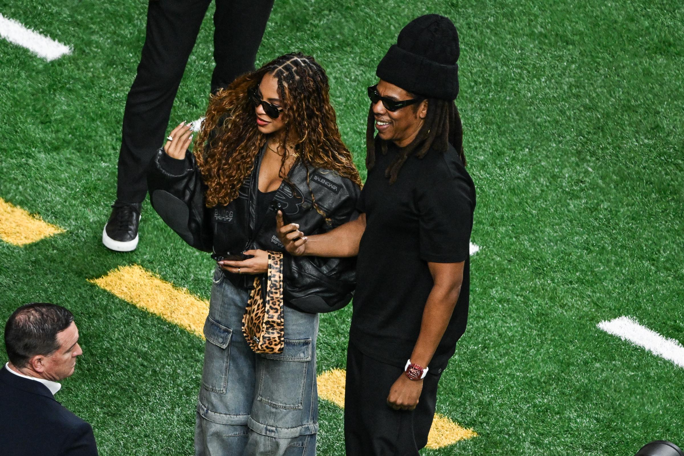 Blue Ivy Carter y Jay-Z en el Caesars Superdome de Nueva Orleans, antes del Super Bowl LIX, el domingo 9 de febrero de 2025 | Fuente: Getty Images