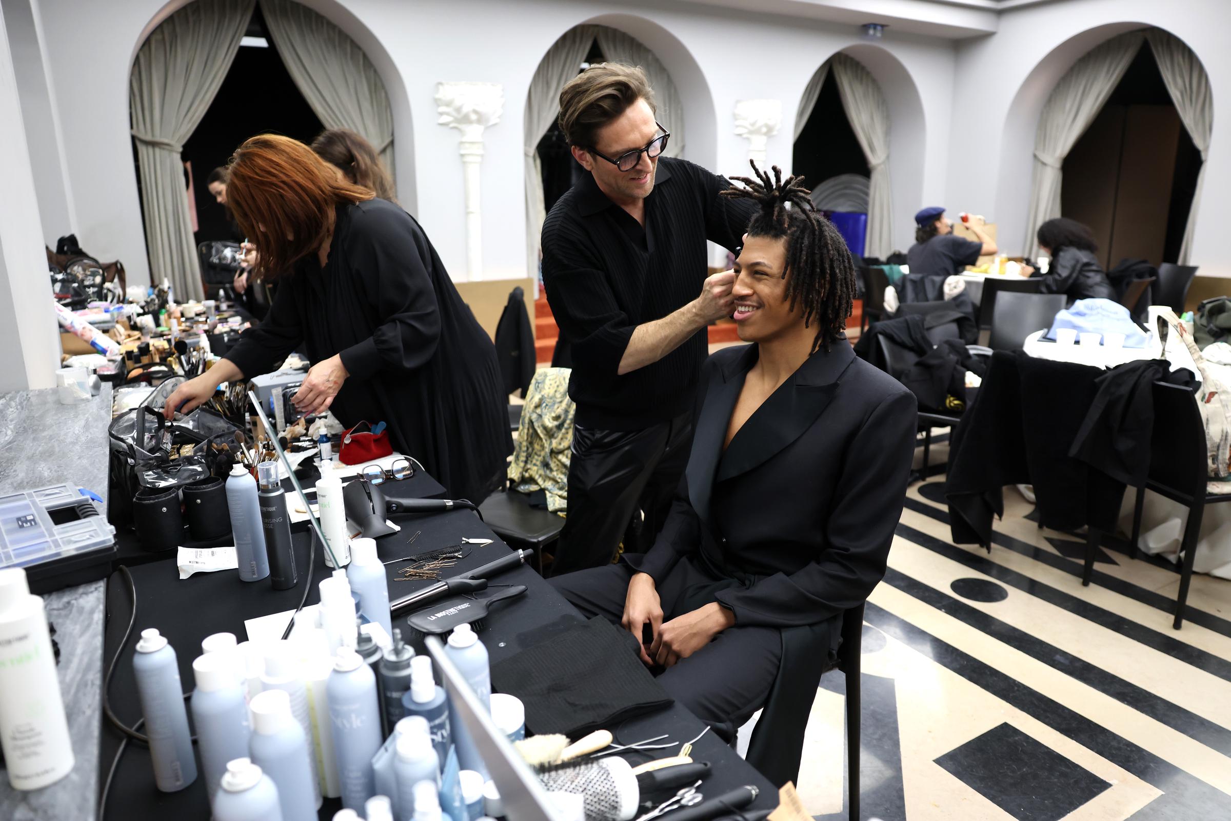 Henry Samuel se prepara entre bastidores en la Semana de la Moda de París | Fuente: Getty Images