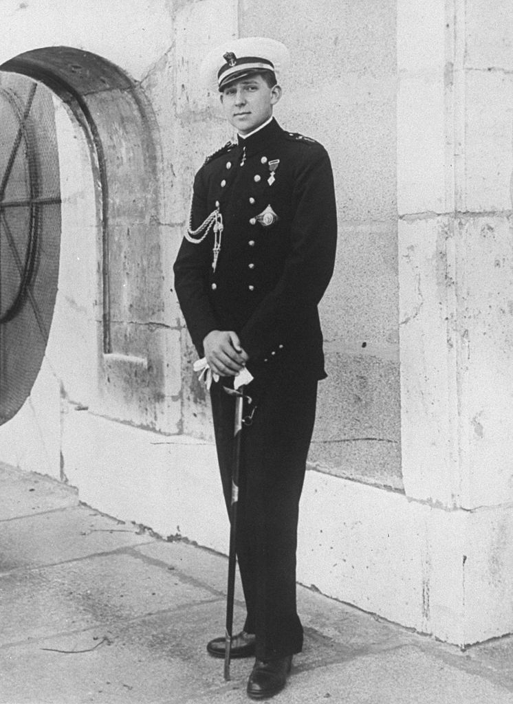 Juan de Borbón, posando con uniforme de la marina. | Foto: Getty Images