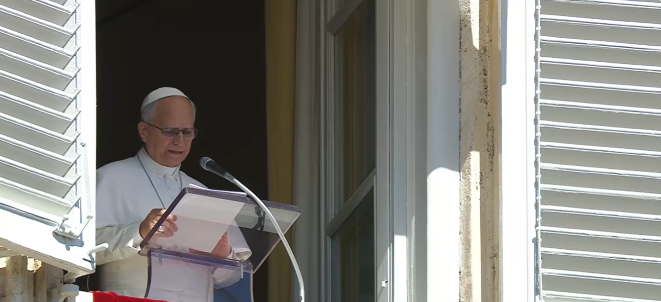 El papa León XIV lee un documento durante su habitual oración del Ángelus en el Vaticano el domingo 11 de octubre de 2026, donde reveló que los médicos le habían detectado un pequeño nódulo localizado en el pulmón durante unas pruebas médicas recientes y le habían recomendado una operación para extirparlo. | Fuente: YouTube/Vatican News - English