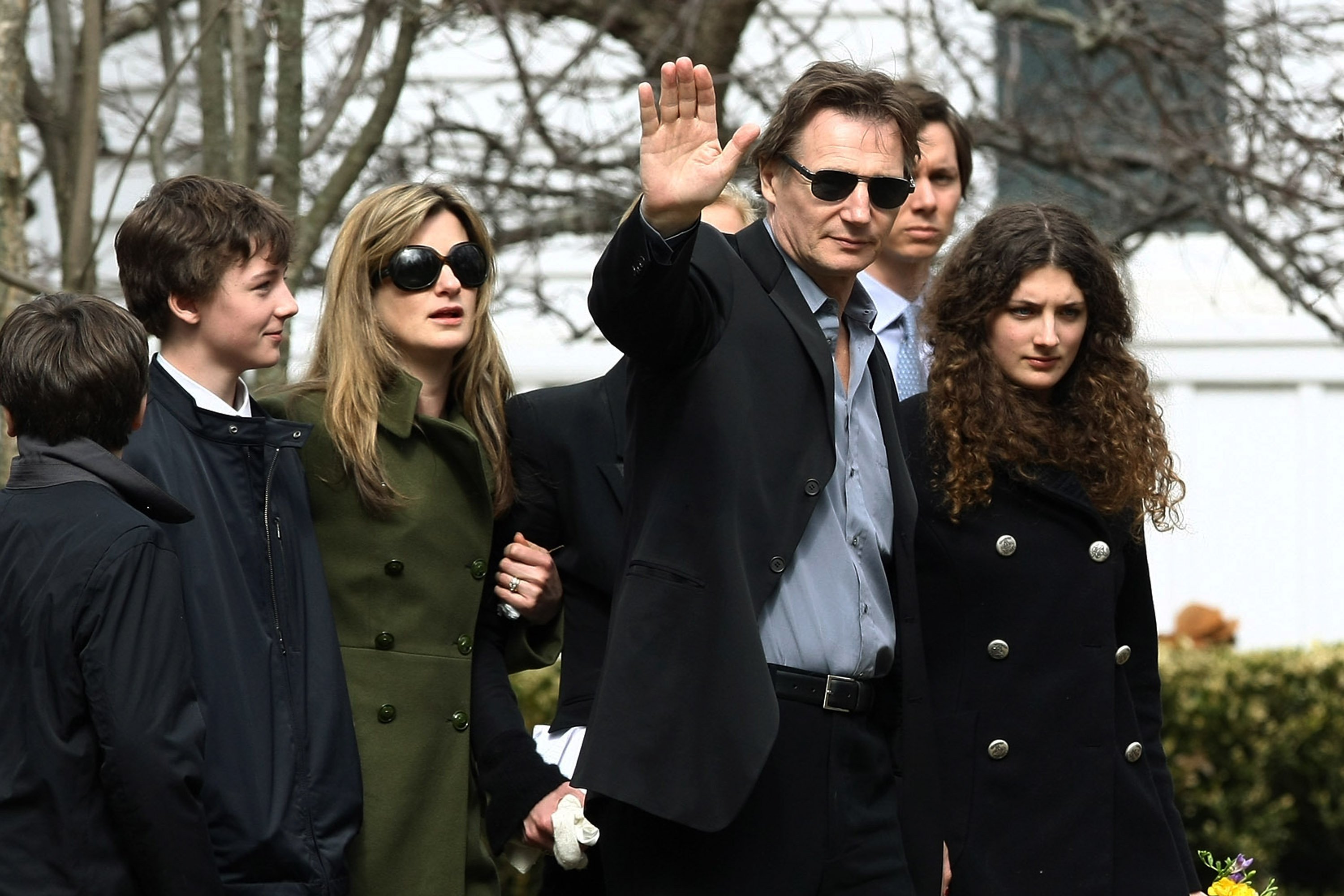 Liam Neeson con su familia en el funeral de Natasha Richardson en Nueva York en 2009. | Foto: Getty Images