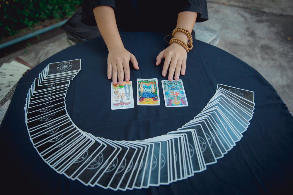 Pitonisa con las cartas del Tarot. | Fuente: Shutterstock