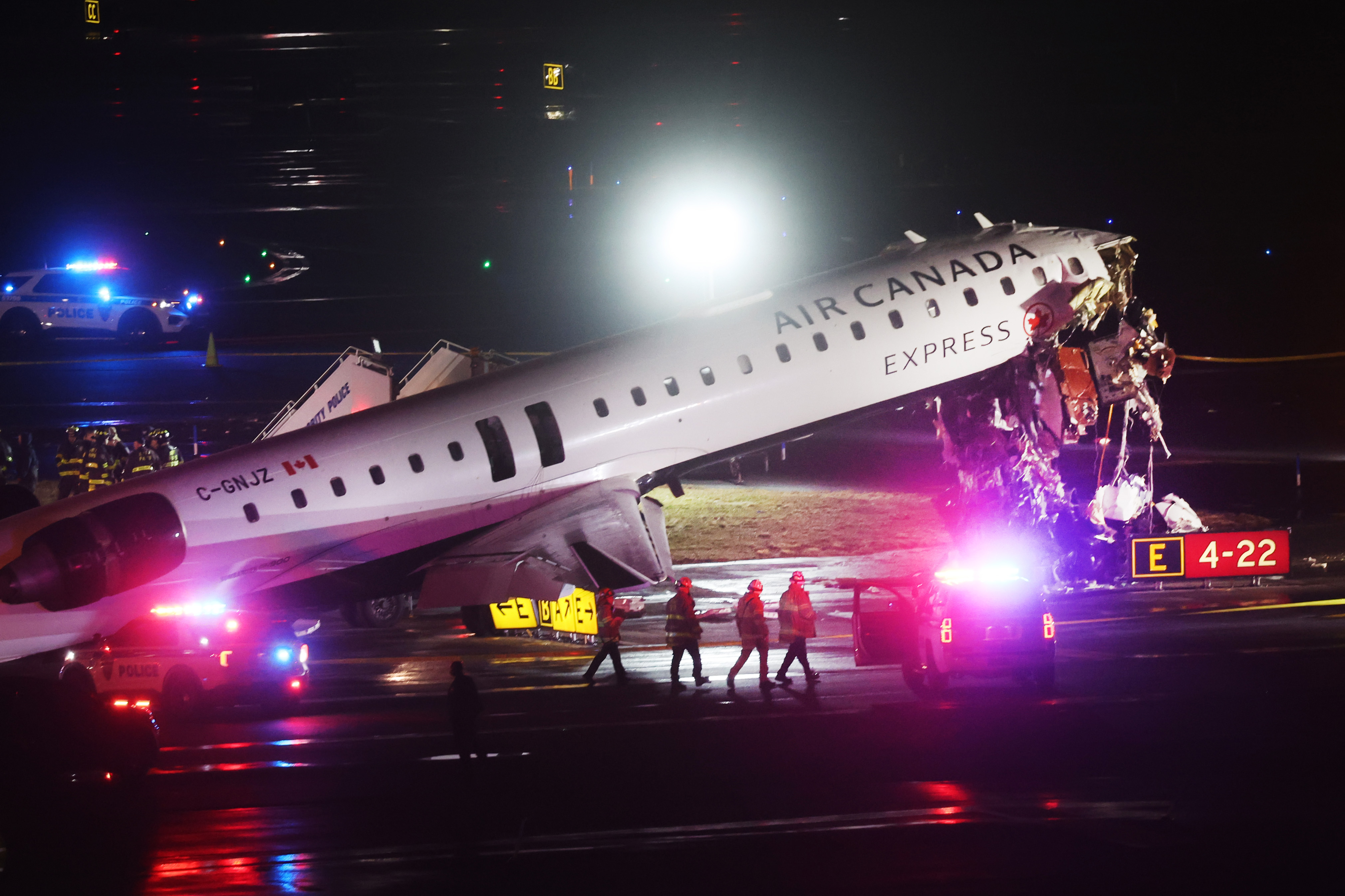 Un avión de Air Canada Express permanece en la pista tras colisionar con un camión de bomberos en el aeropuerto LaGuardia el 23 de marzo de 2026 en la ciudad de Nueva York. | Fuente: Getty Images