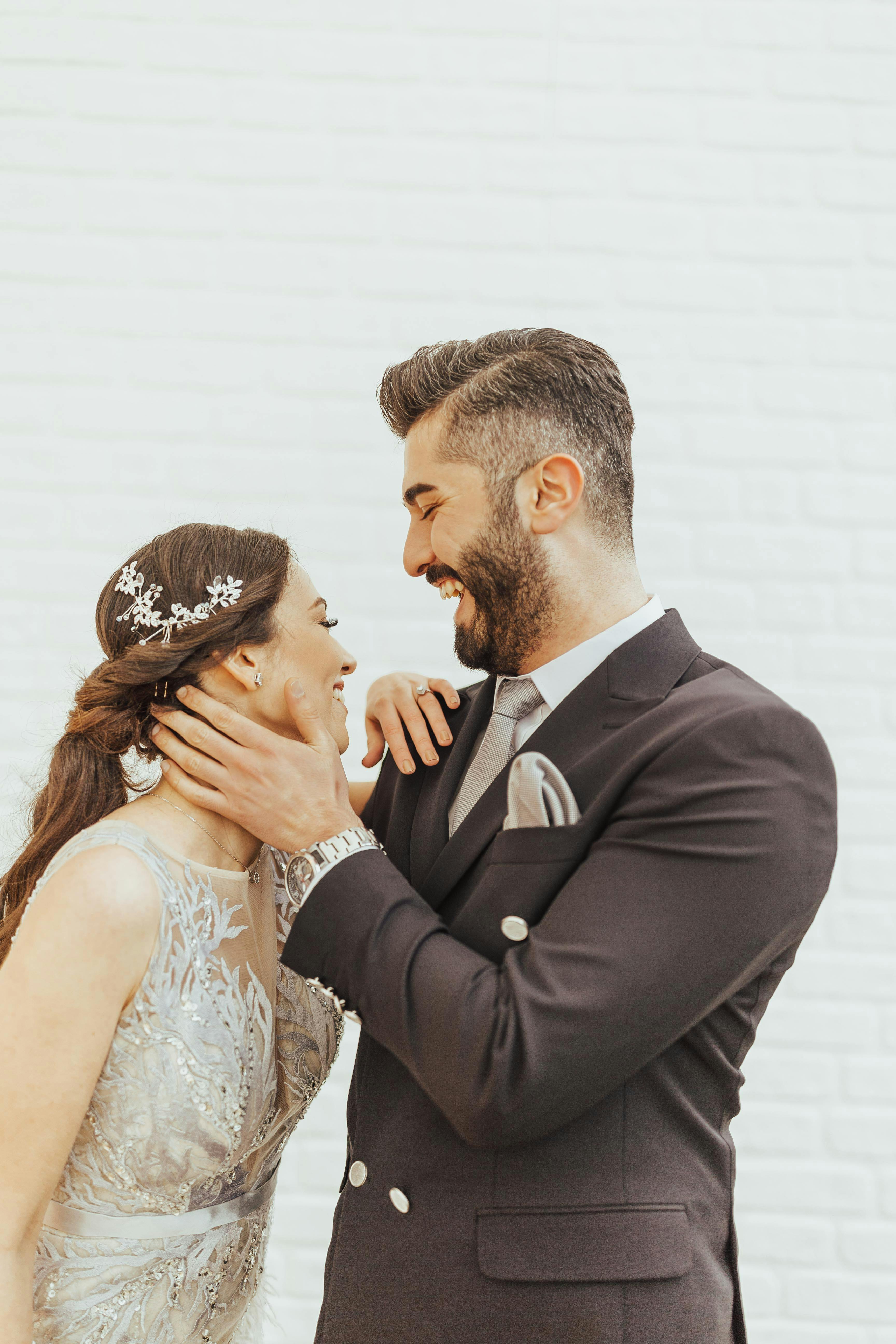 Una pareja riendo en su boda | Fuente: Pexels