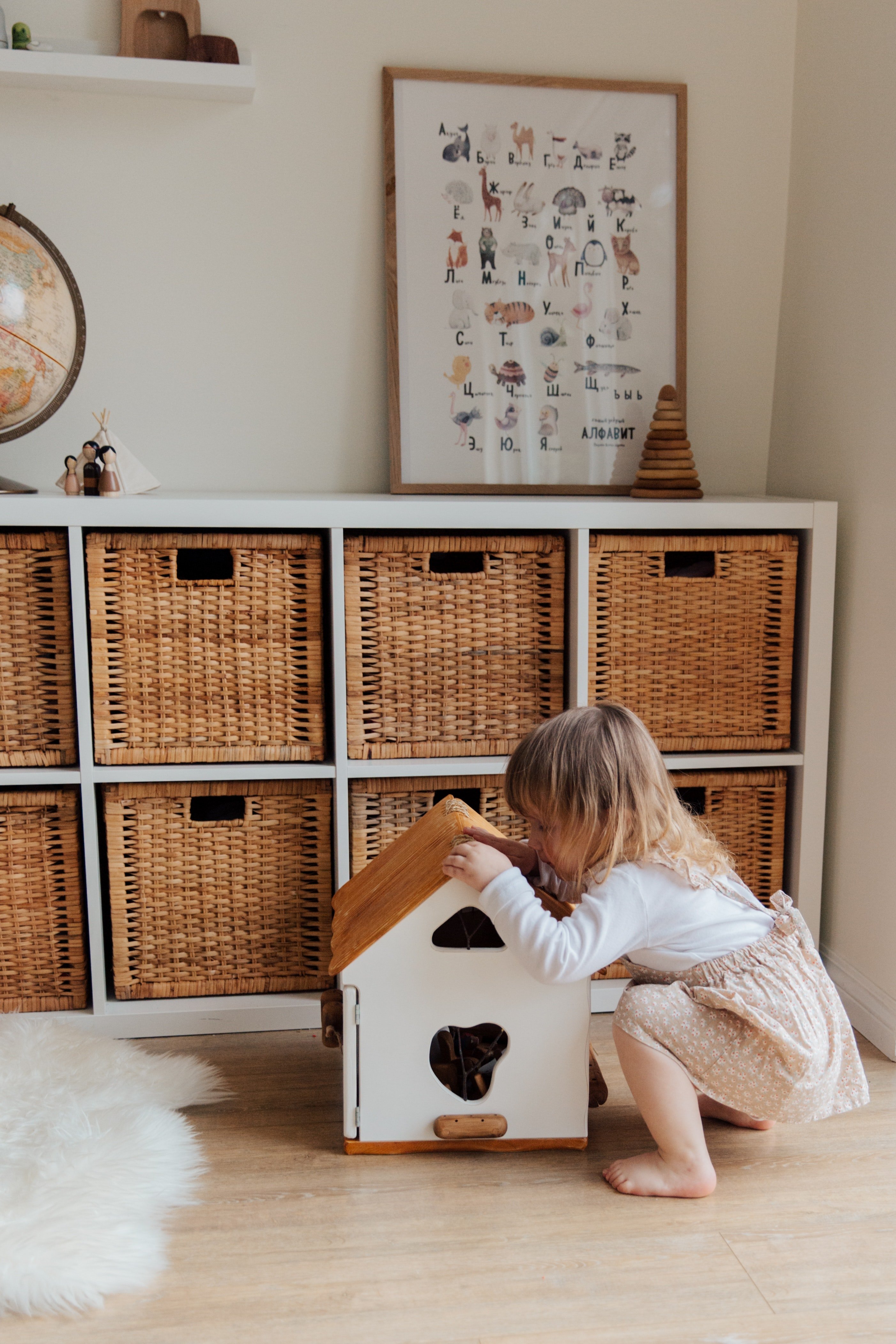 Niña jugando con casa de madera. | Foto: Pexels