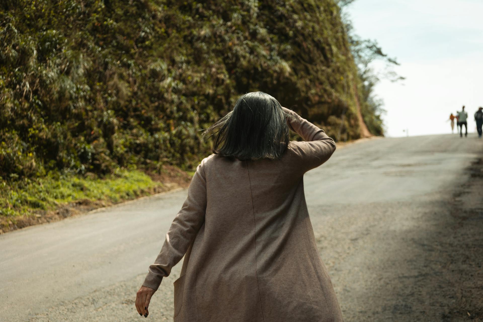 Una mujer caminando por una carretera | Fuente: Pexels