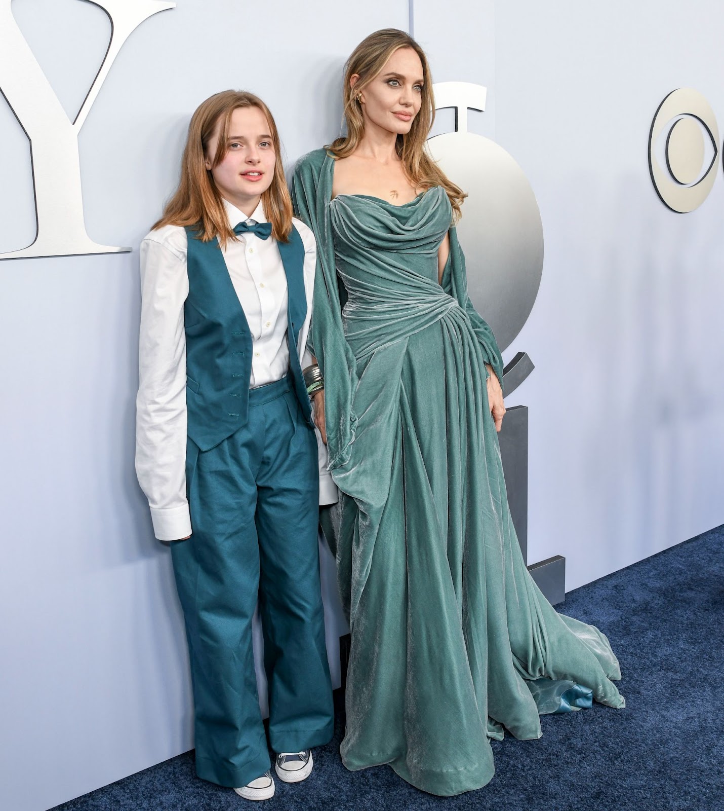 Vivienne Jolie-Pitt y Angelina Jolie en la 77ª edición de los Premios Tony el 16 de junio de 2024, en Nueva York | Fuente: Getty Images