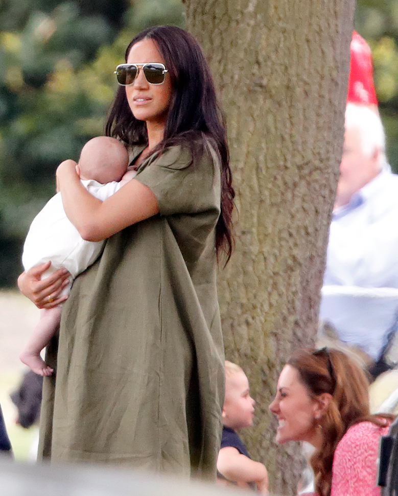 Meghan Markle con su hijo Archie y la princesa Catherine con su hijo, el príncipe George en el King Power Royal Charity Polo Match en Billingbear Polo Club el 10 de julio de 2019 en Wokingham, Inglaterra | Foto: Getty Images