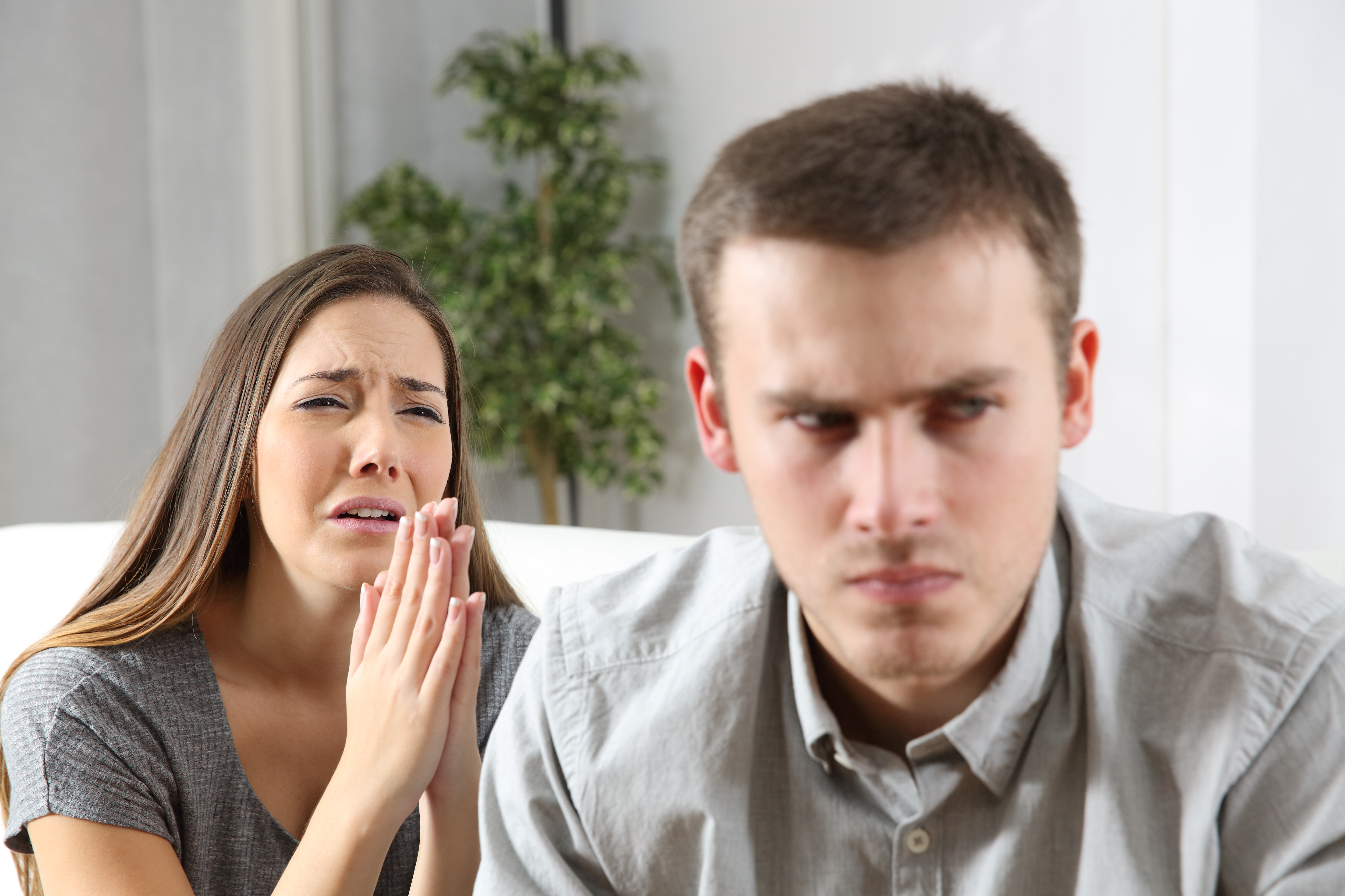 Una mujer pide perdón a su novio enfadado. | Foto: Shutterstock