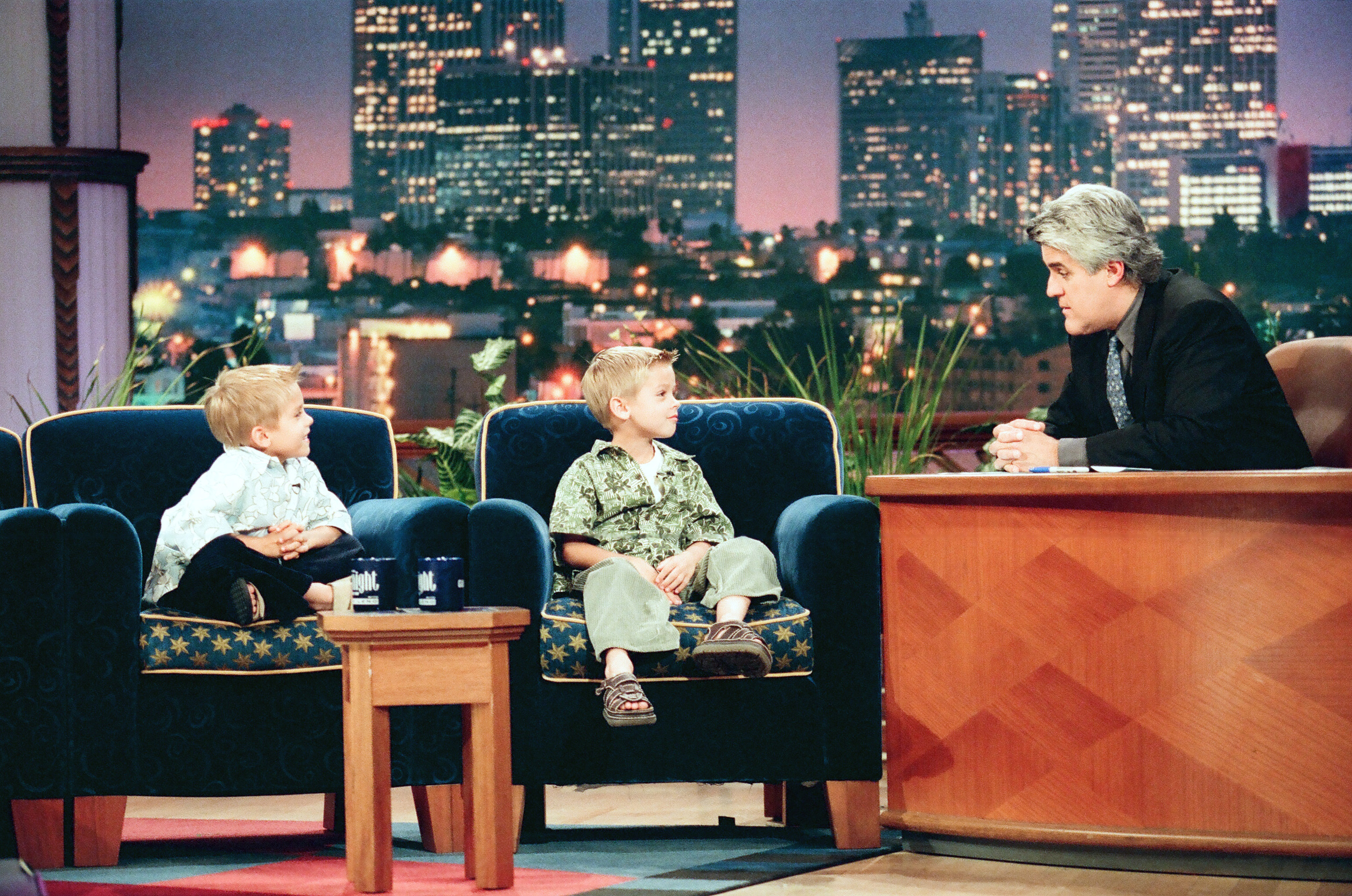 Dylan y Cole Sprouse en "The Tonight Show with Jay Leno" el 18 de junio de 1999. | Fuente: Getty Images