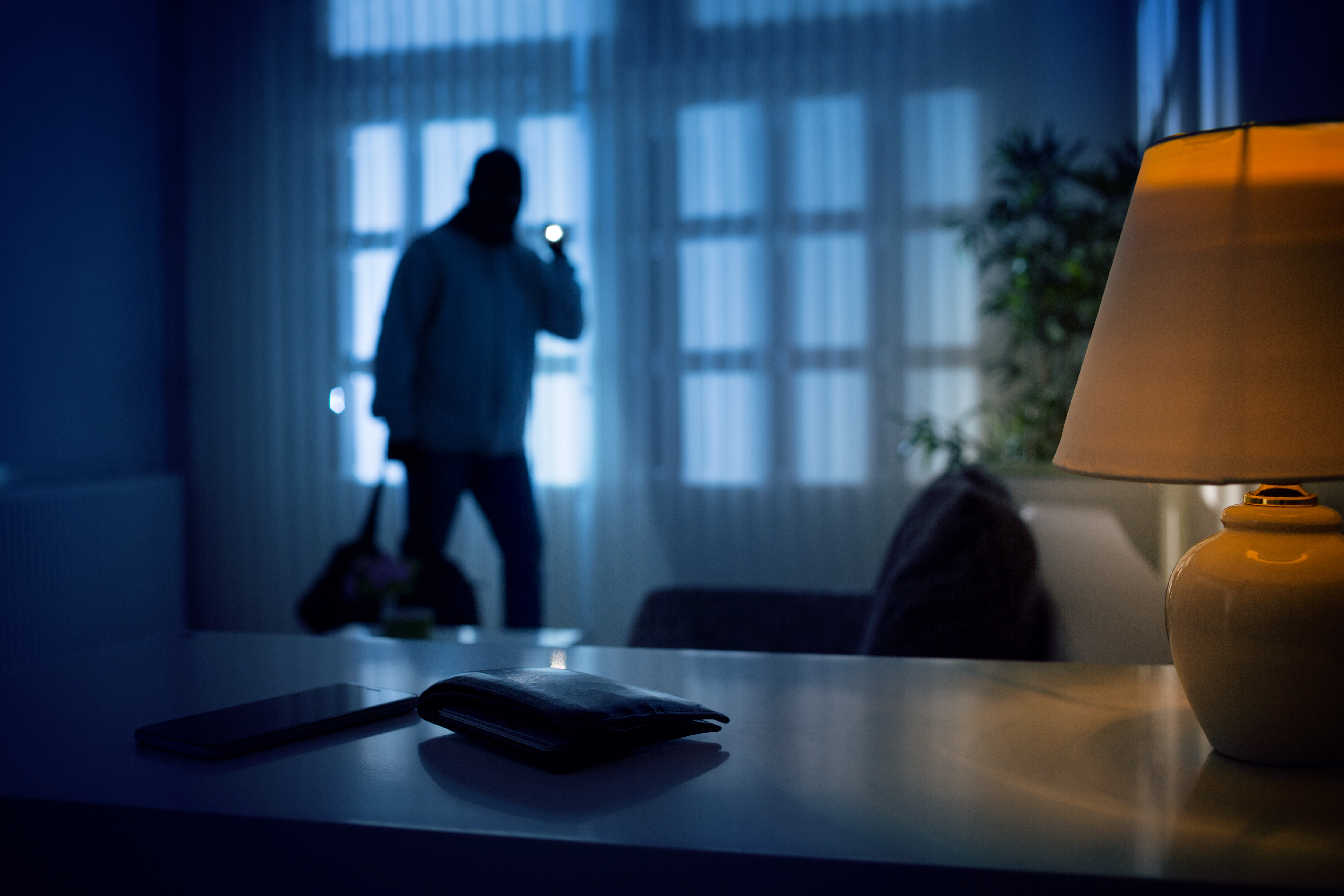 Un ladrón en una casa de noche. | Foto: Shutterstock