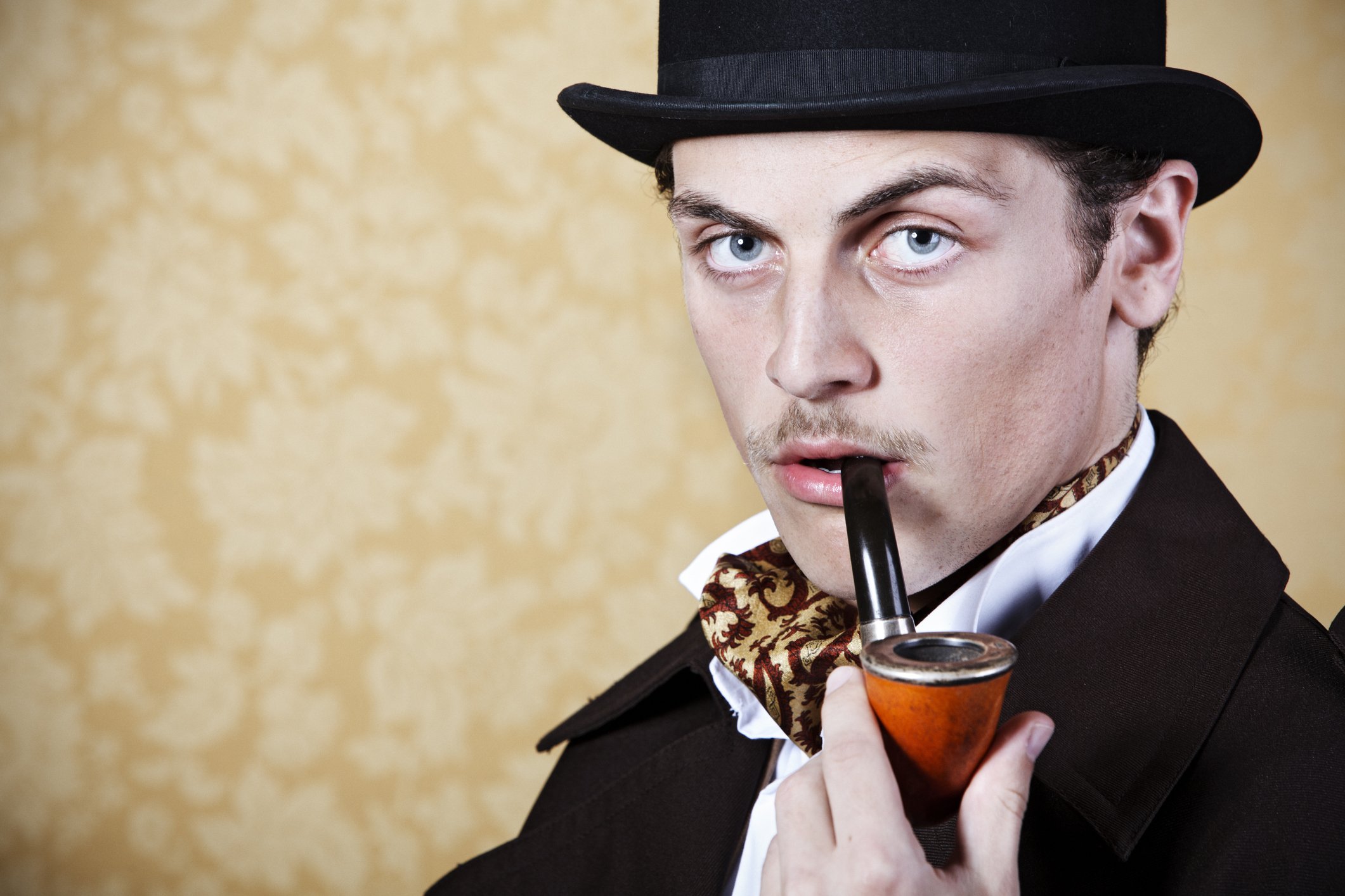 Hombre representando a Sherlock Holmes con pipa y sombrero. | Foto: Getty Images