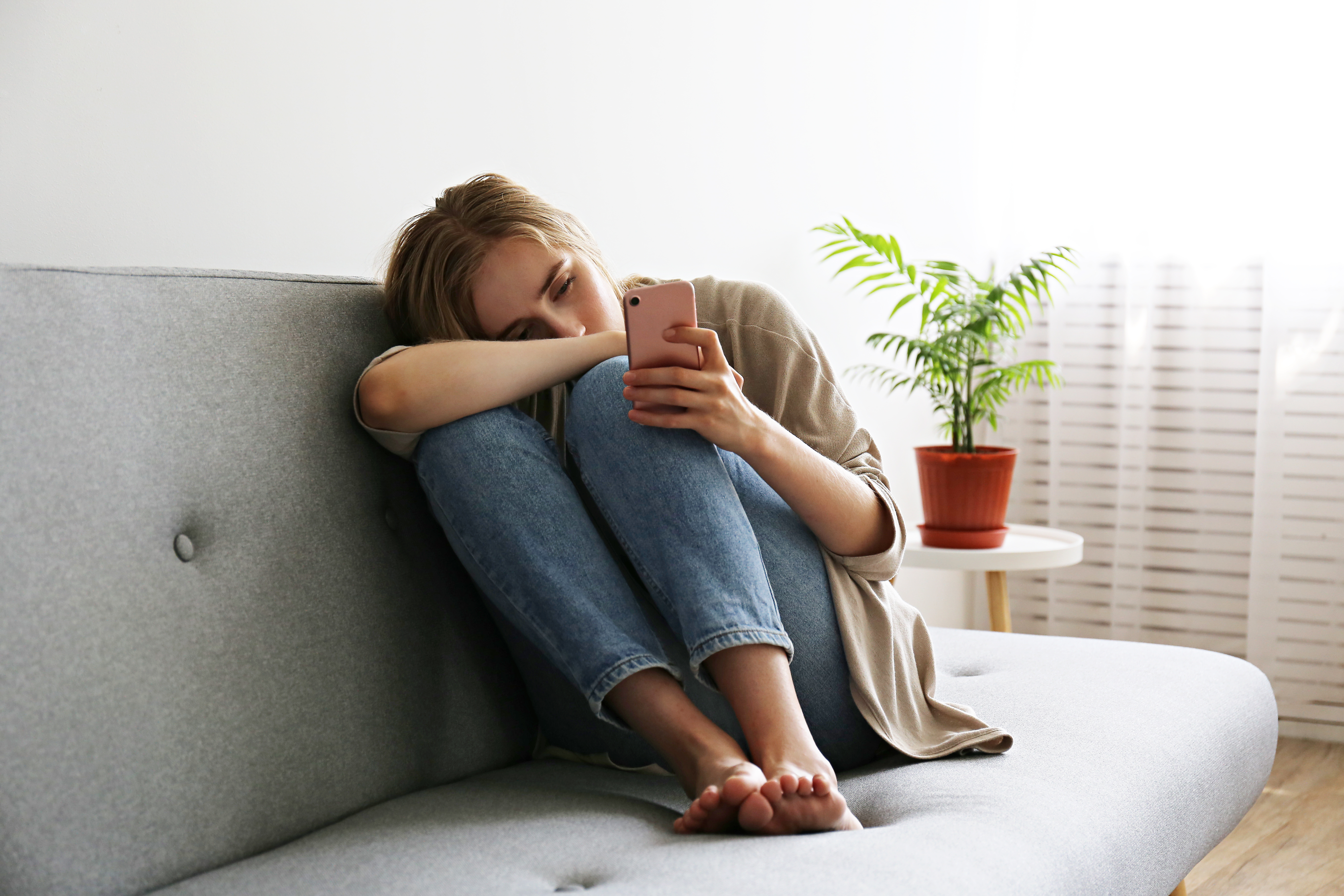 Una joven sentada sola en su habitación | Fuente: Shutterstock