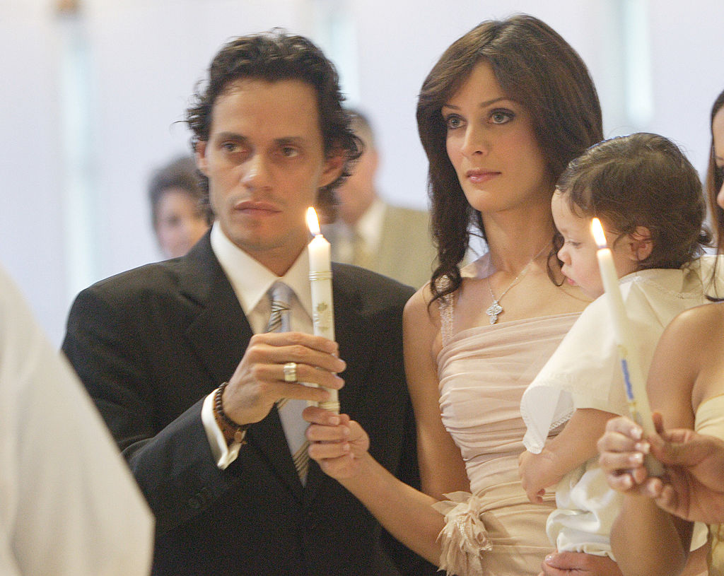 Marc Anthony y Dayanara Torres con el pequeño Ryan en su ceremonia de bautizo en la iglesia Saint Agatha, el 14 de agosto de 2004 en Miami, Florida. | Foto: Getty Images