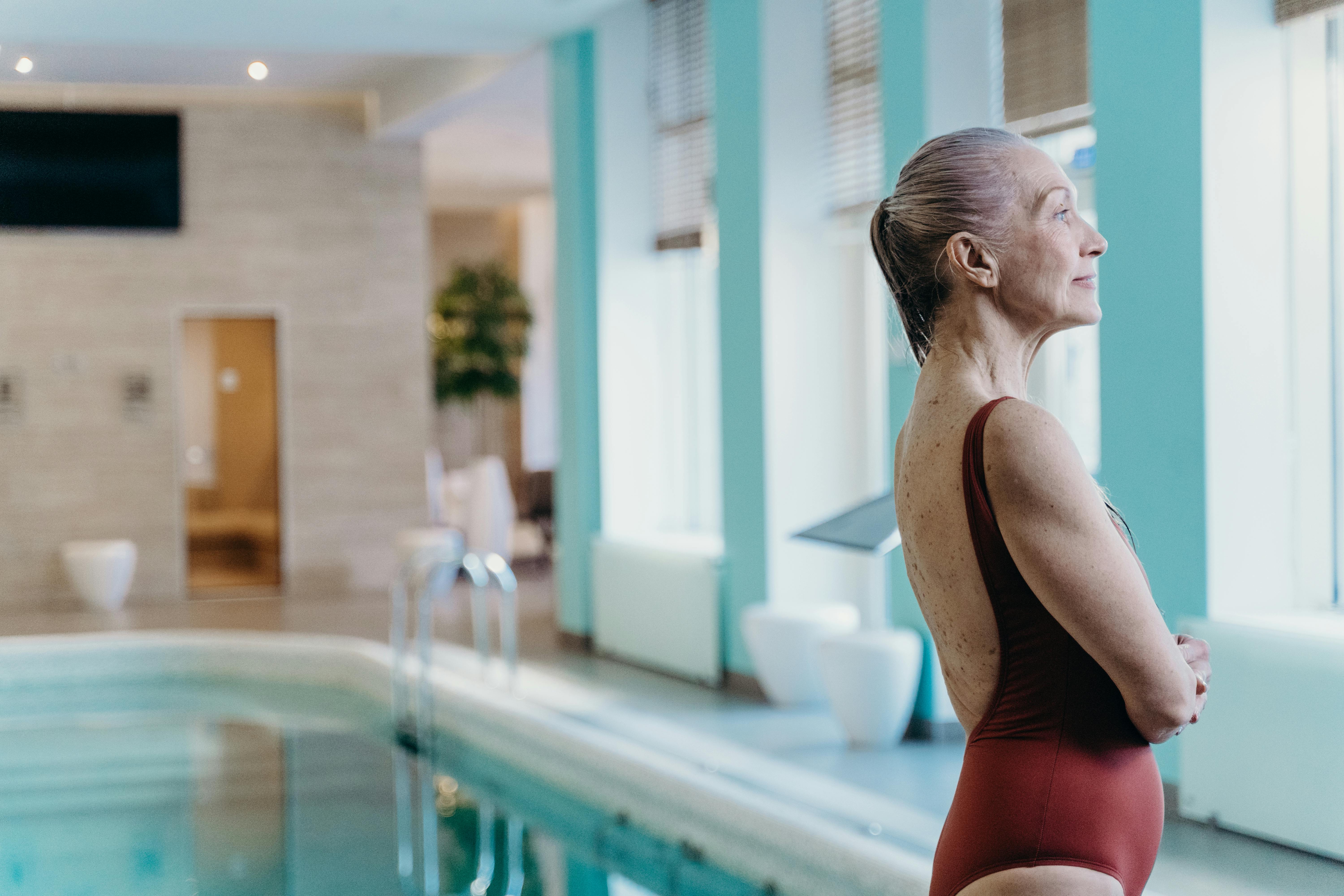Mujer mayor en bañador | Fuente: Pexels