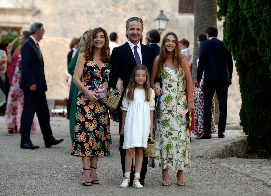 Xandra Falco y Jaime Carvajal asisten a la boda de Victoria Zavala Carvajal y Daniel Munana en la ermita de Bonany. | Foto: Getty Images