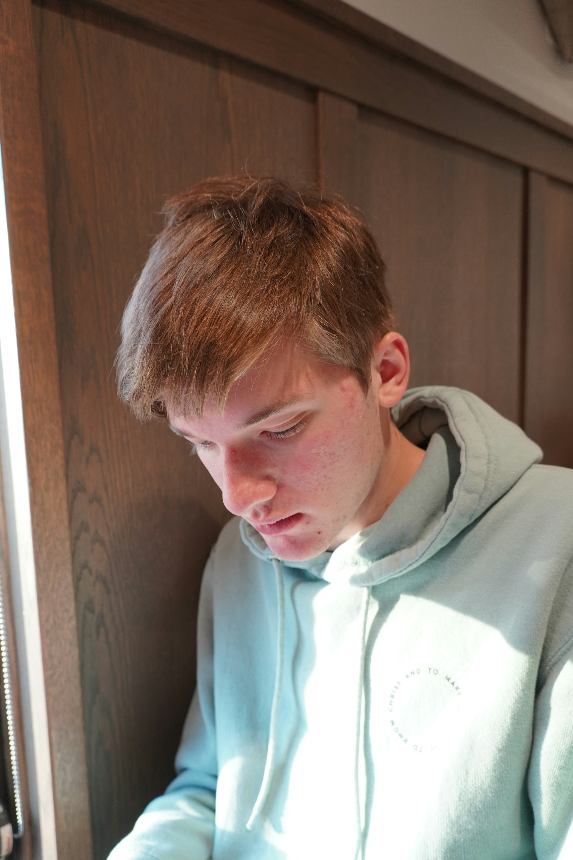 Un joven con la cabeza colgando | Fuente: Unsplash