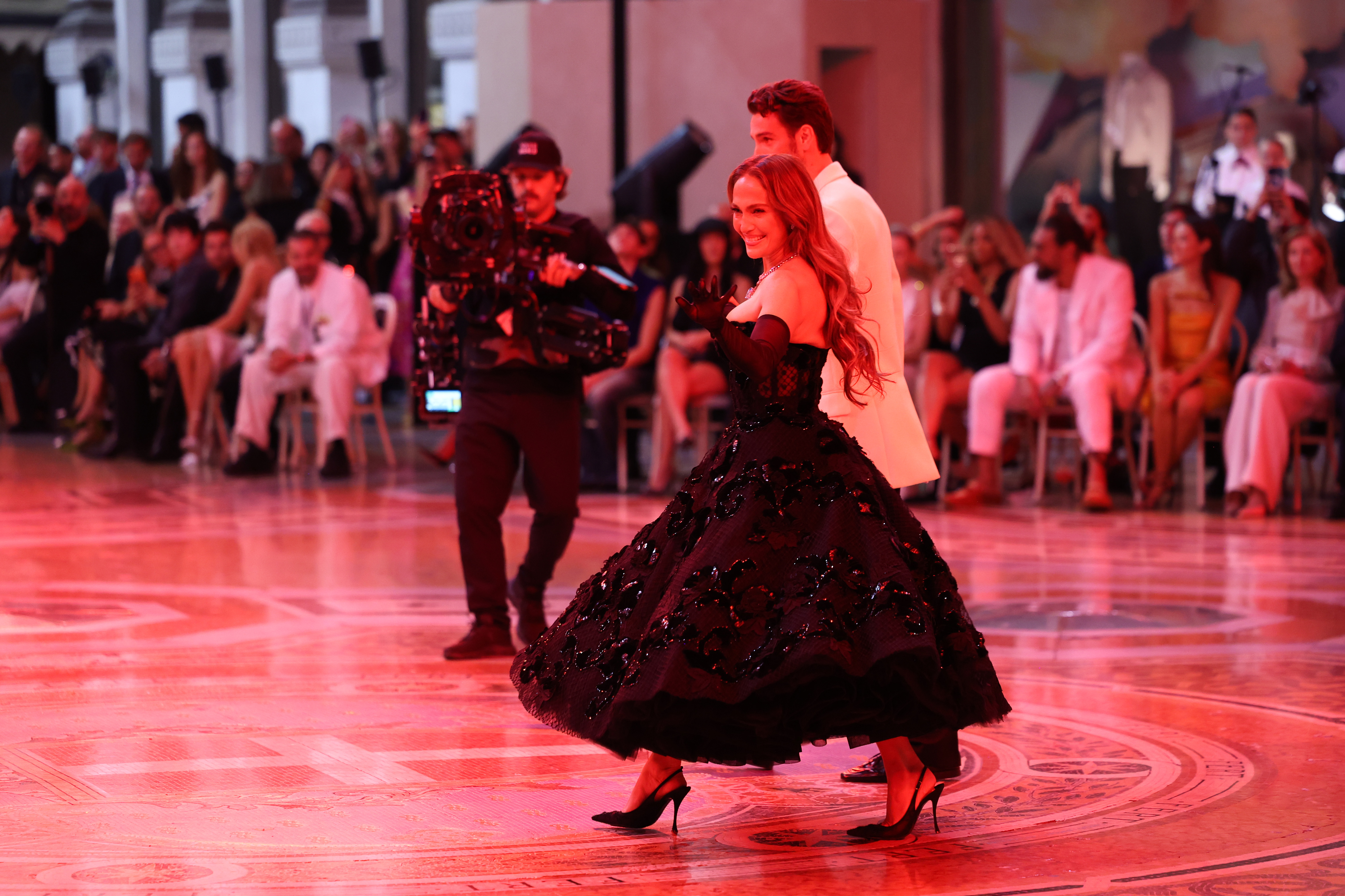 El look de pasarela procedía directamente de la colección Otoño 2026 de Bottega Veneta. Sus proporciones más amplias encajaban con las siluetas que la marca ya había estado mostrando, en lugar de ser algo creado exclusivamente para esta aparición. | Fuente: Getty Images