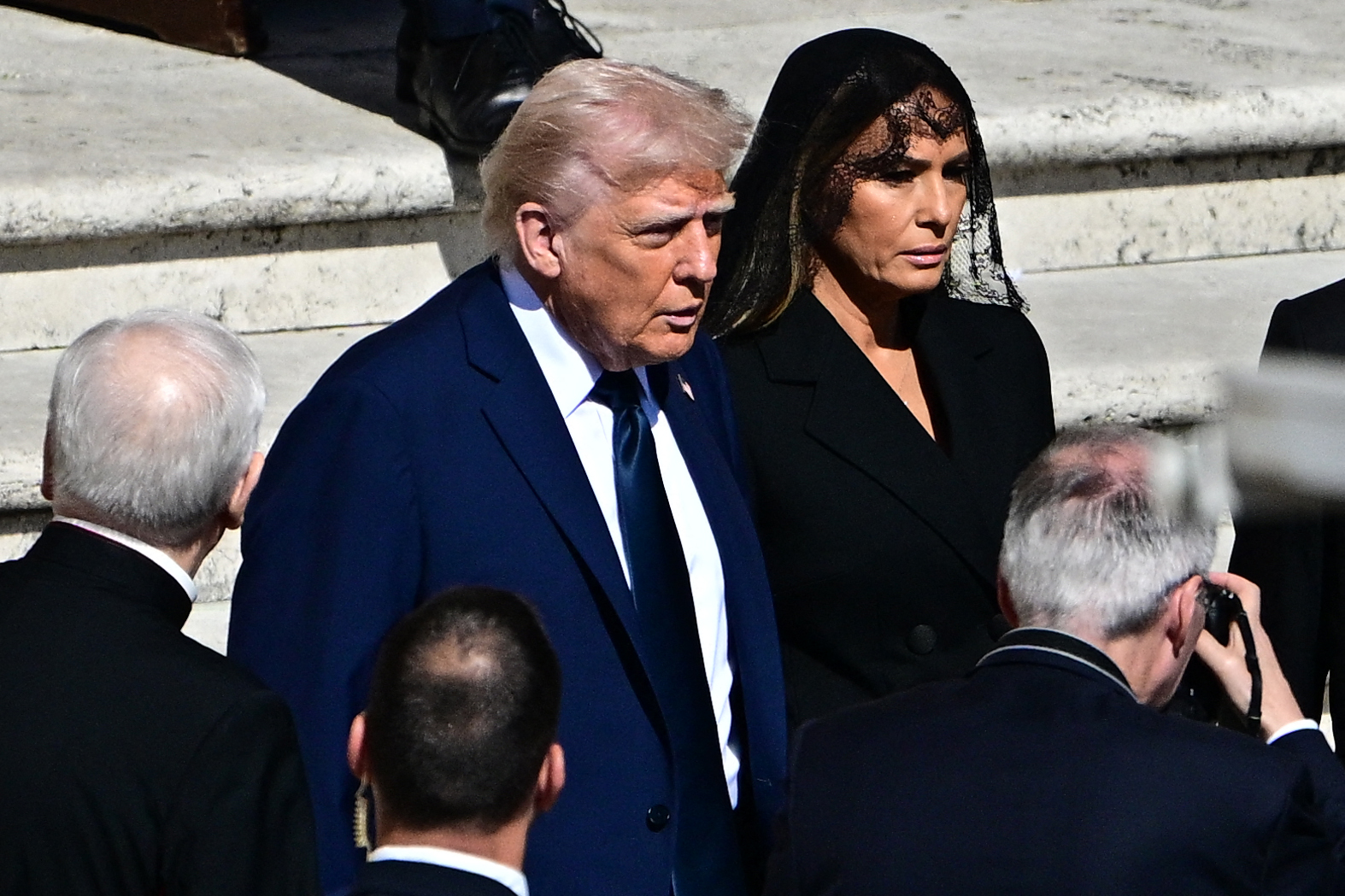 El presidente estadounidense Donald Trump y la primera dama estadounidense Melania Trump llegan al funeral del papa Francisco en la Plaza de San Pedro el 26 de abril de 2025 en Ciudad del Vaticano, Vaticano | Fuente: Getty Images