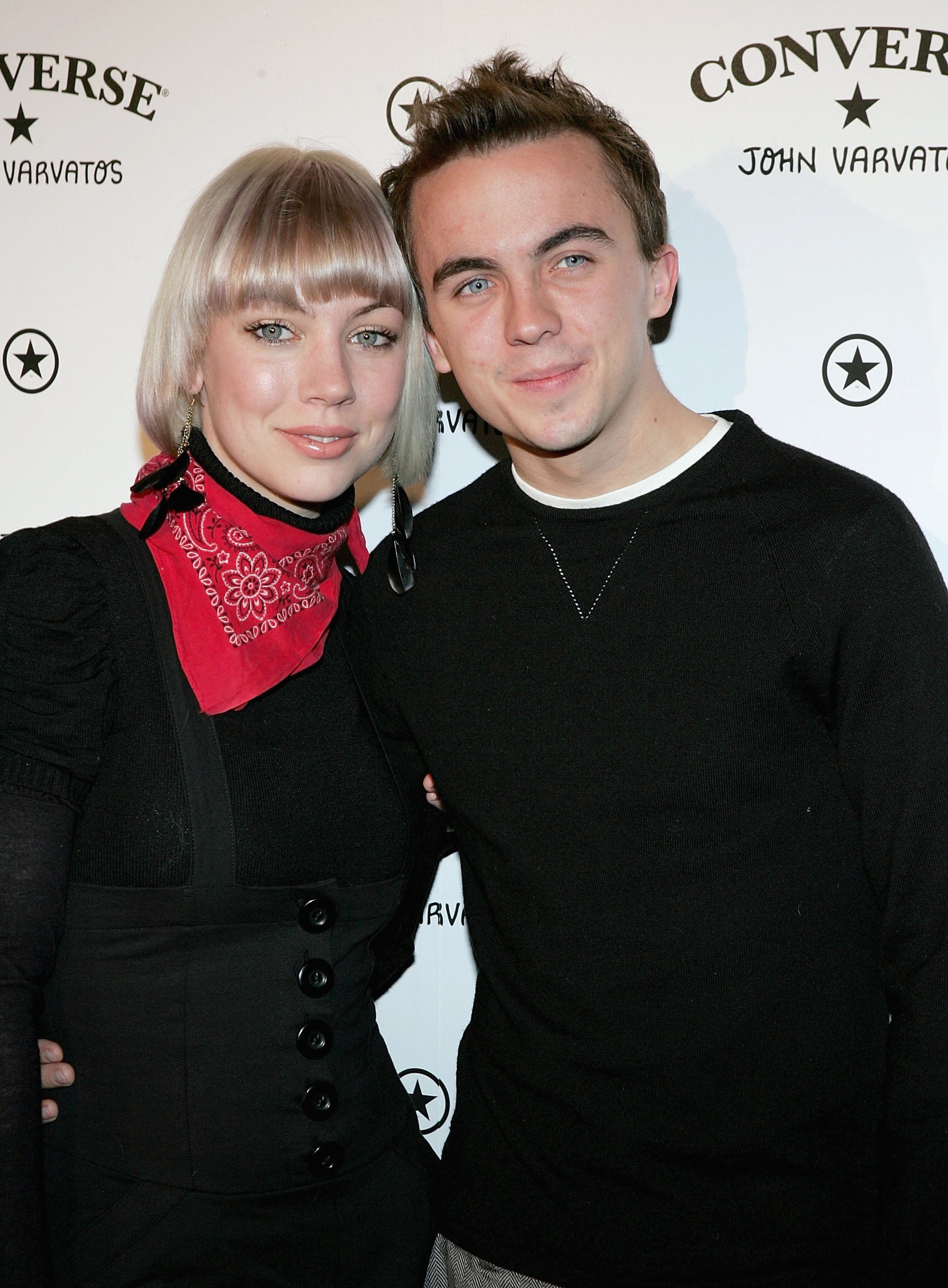 Jamie Gandy y Frankie Muniz en una fiesta para el lanzamiento de Converse by John Varvatos el 23 de marzo de 2006, en Nueva York. | Fuente: Getty Images