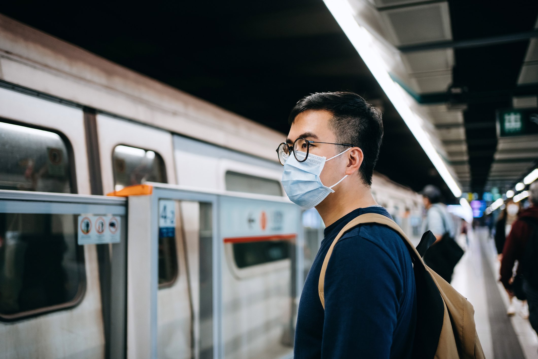 Joven protegiéndose del coronavirus con mascarilla en el metro.| Foto: Getty Images