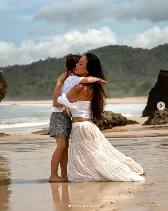 Christopher Woolf Mapelli Mozzi abraza a su madre, Dara Huang, junto a la playa. | Foto: Instagram/dara_huang