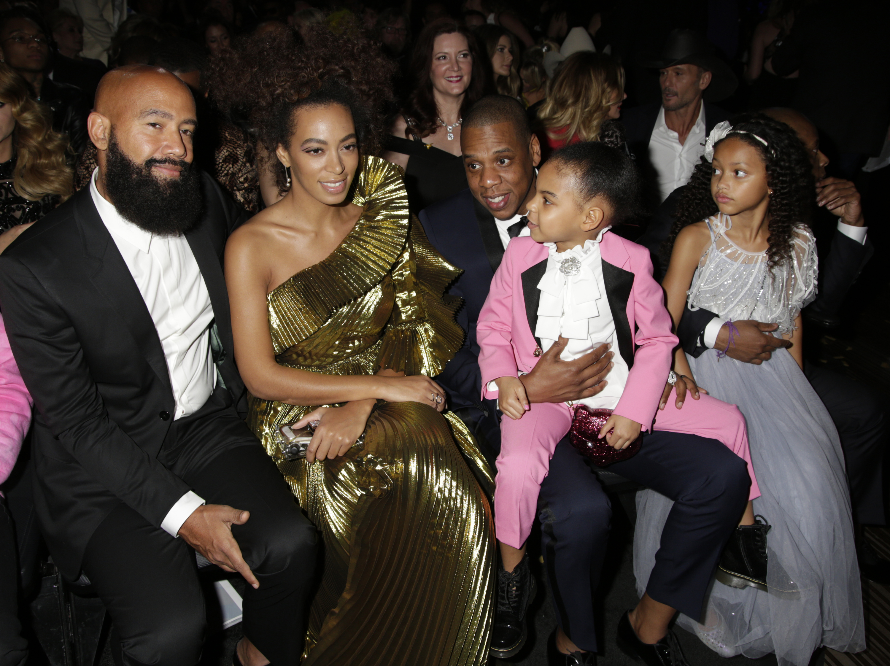 Alan Ferguson, Solange Knowles, Jay Z y Blue Ivy Carter durante la 59ª edición de los Premios Grammy en el Staples Center el 12 de febrero de 2017, en Los Ángeles, California | Fuente: Getty Images